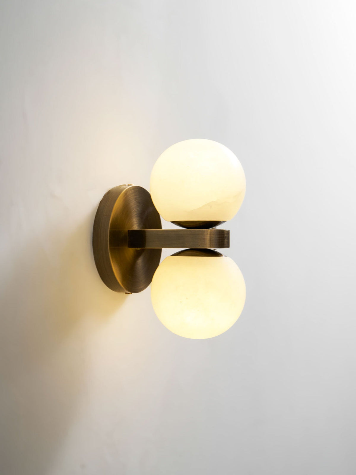 Dual Globe Alabaster Wall Lamp – Modern Natural Alabaster & Brass Sconce