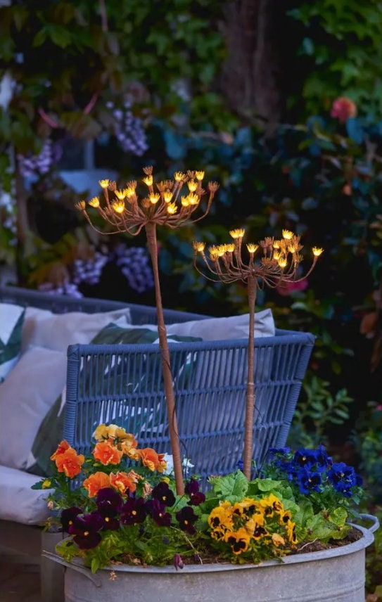 Solar Wild Fennel Light - 15 LED Dual-Powered Botanical Stake Light