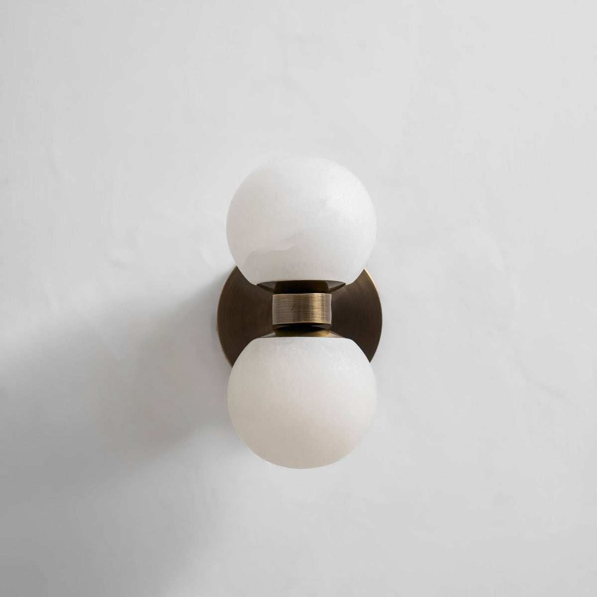Dual Globe Alabaster Wall Lamp – Modern Natural Alabaster & Brass Sconce
