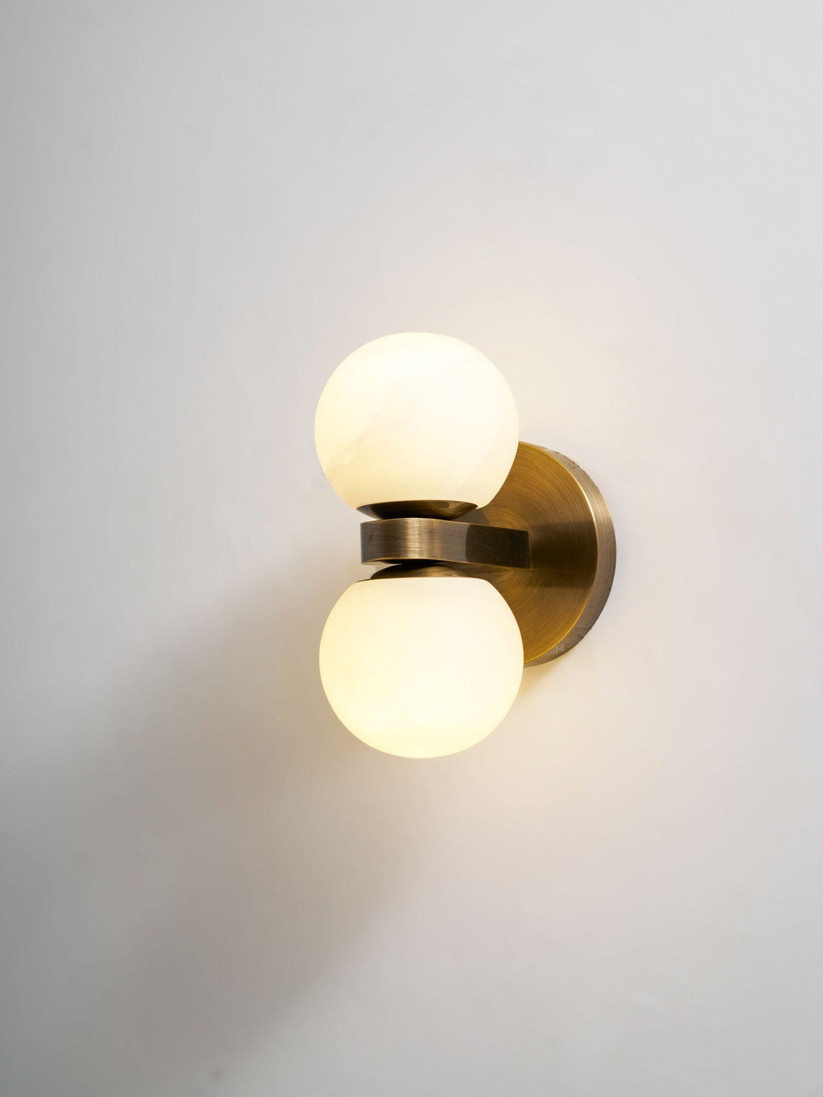 Dual Globe Alabaster Wall Lamp – Modern Natural Alabaster & Brass Sconce