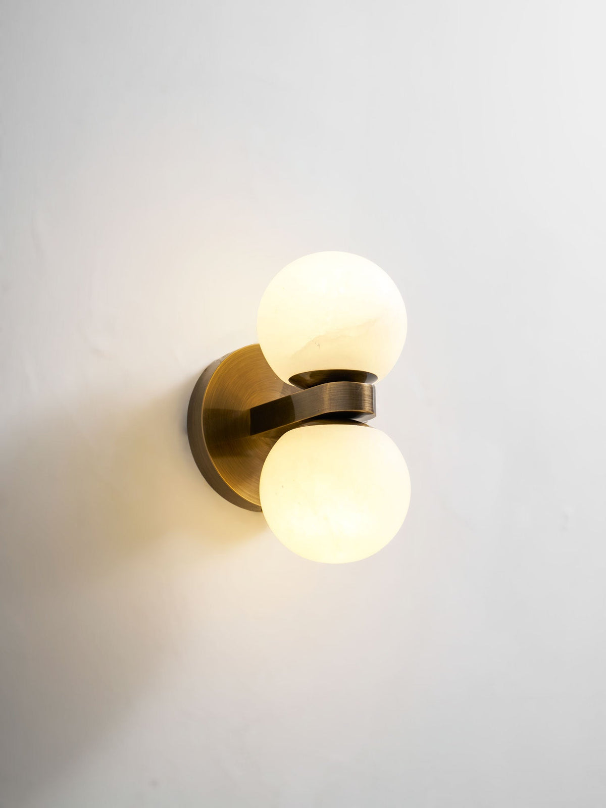 Dual Globe Alabaster Wall Lamp – Modern Natural Alabaster & Brass Sconce