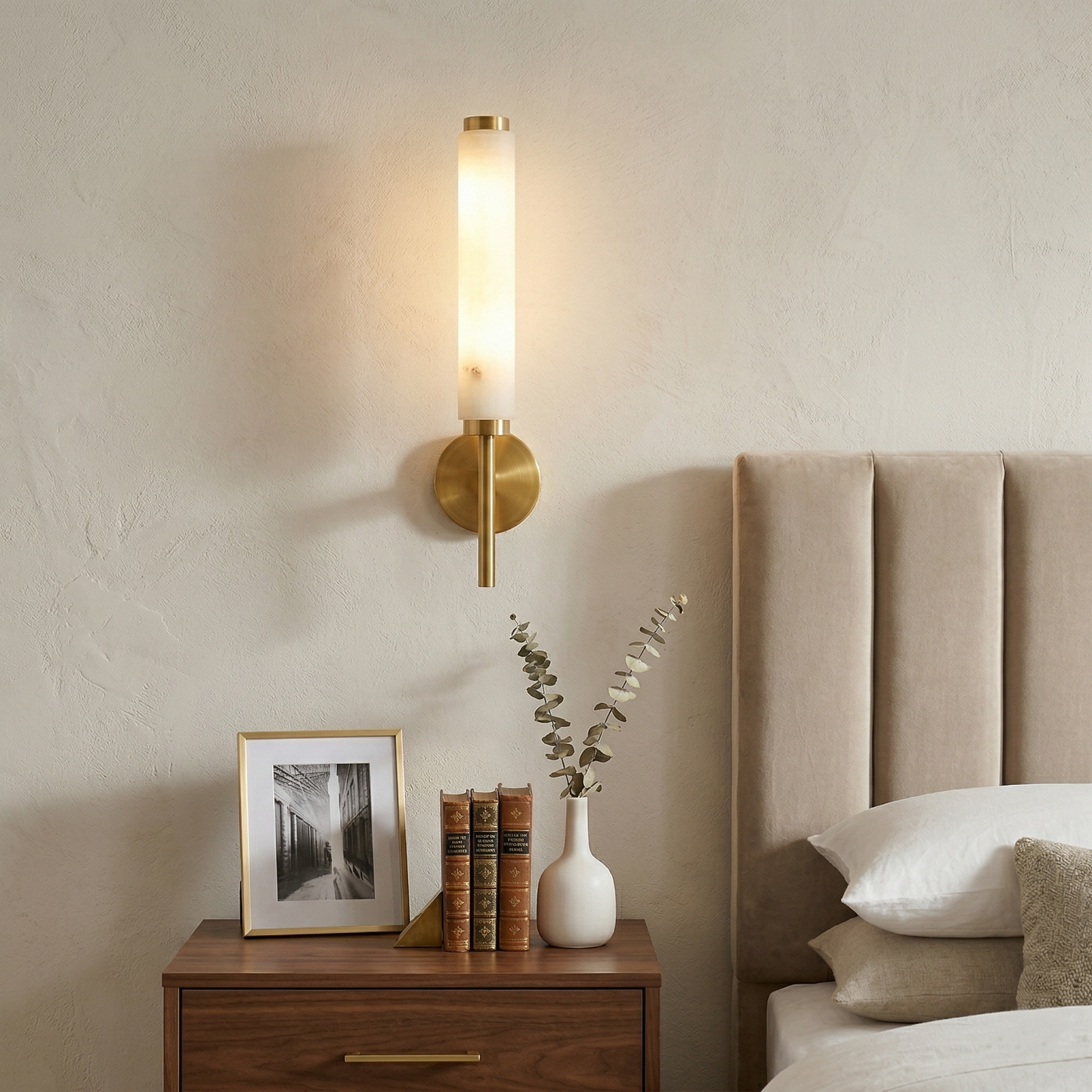Brindisi Alabaster Wall Lamp - Modern Brass & Natural Stone Vertical Sconce