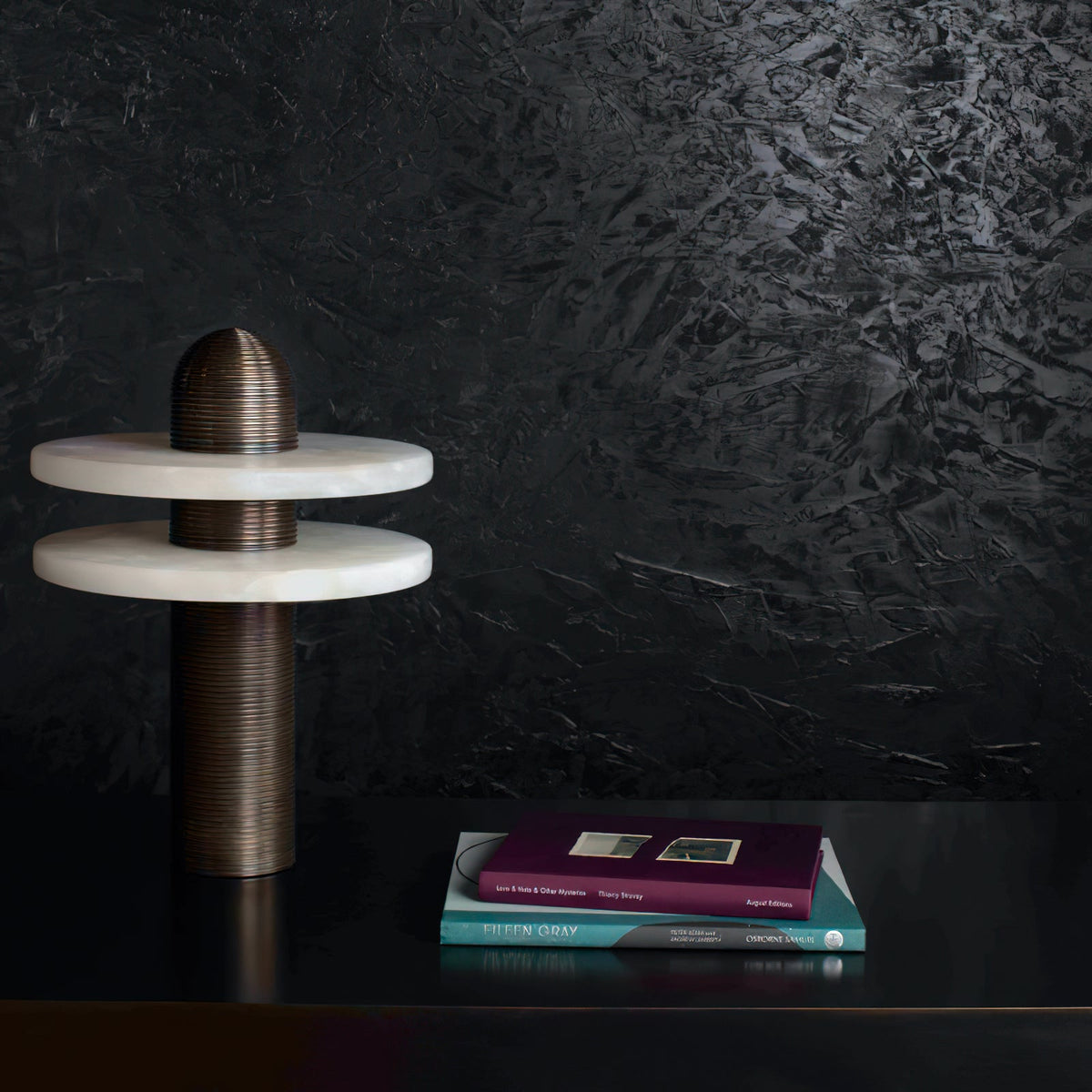 Alabaster Comet Table Lamp – Translucent Stone Planes & Fluted Brass Modern LED Light