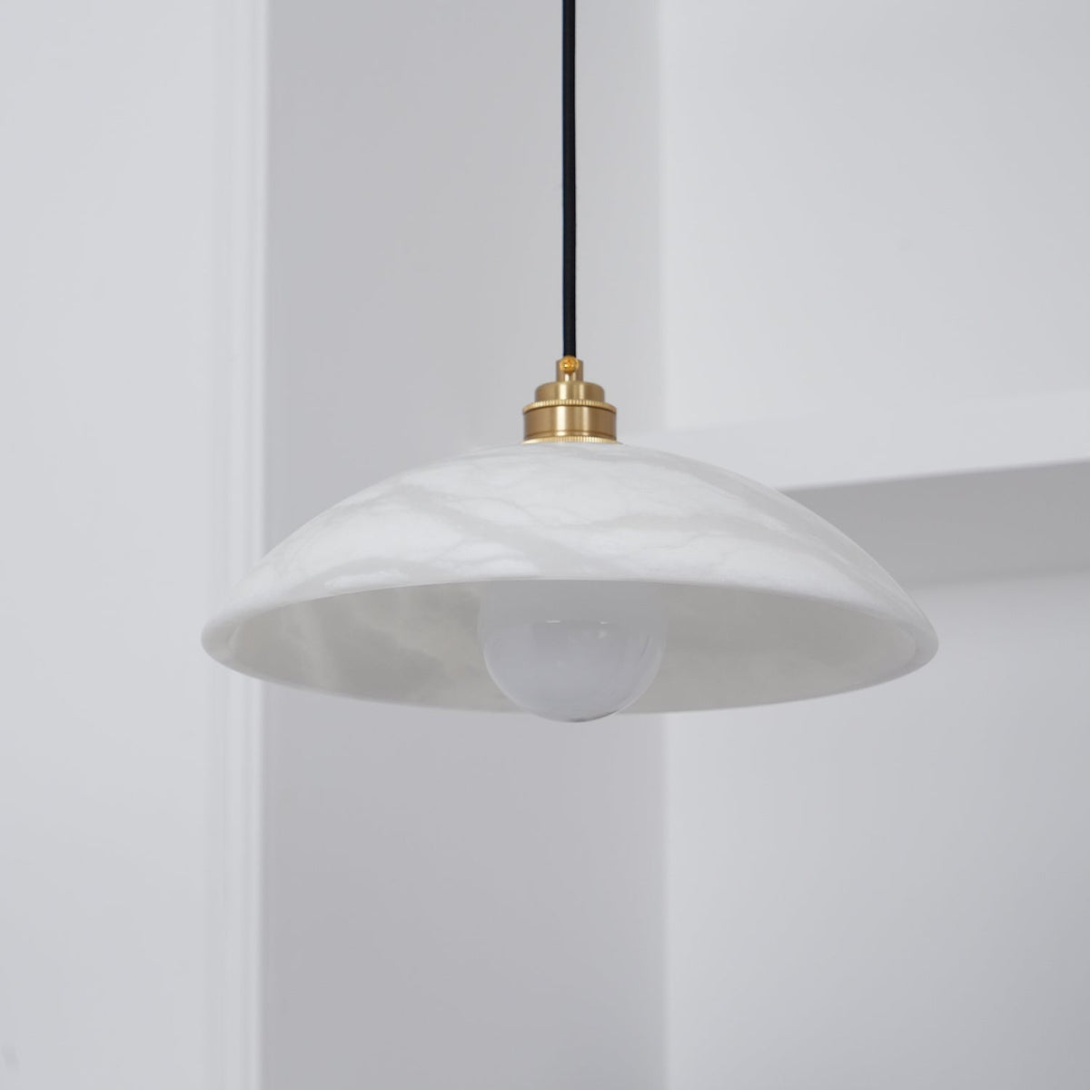 Alabaster Dome Pendant Light – Natural Stone Saucer & Brass Minimalist Suspension Lamp