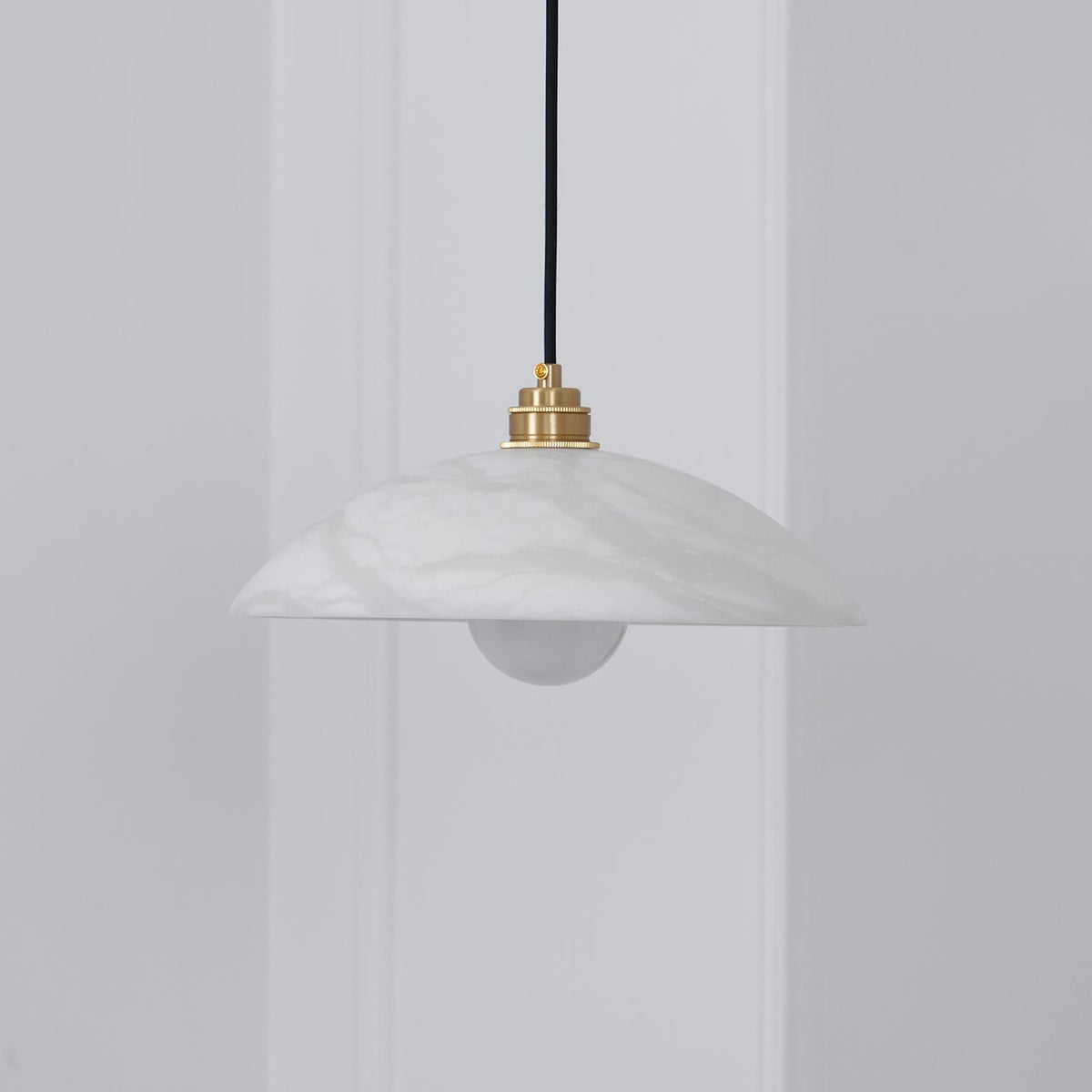 Alabaster Dome Pendant Light – Natural Stone Saucer & Brass Minimalist Suspension Lamp