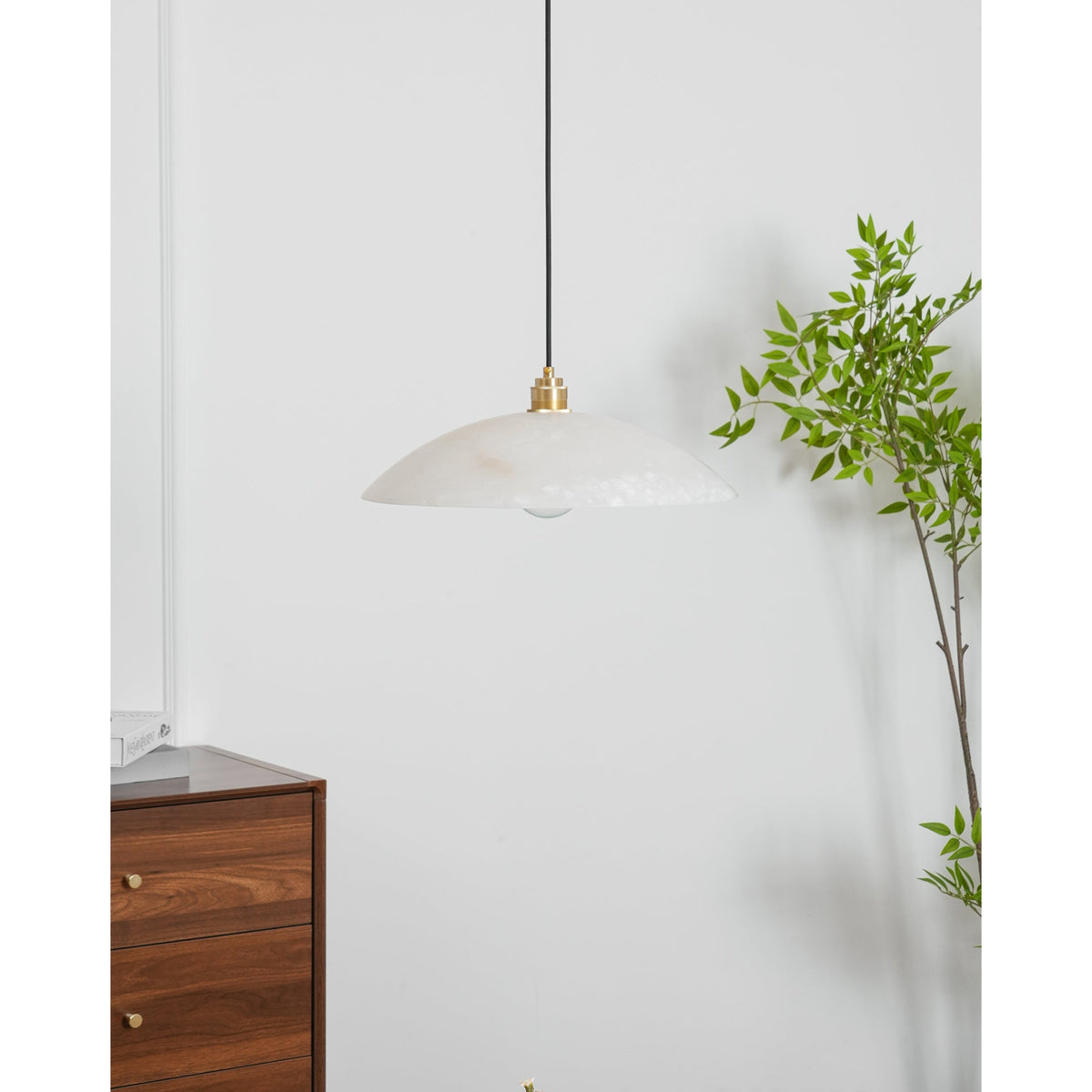 Alabaster Dome Pendant Light – Natural Stone Saucer & Brass Minimalist Suspension Lamp