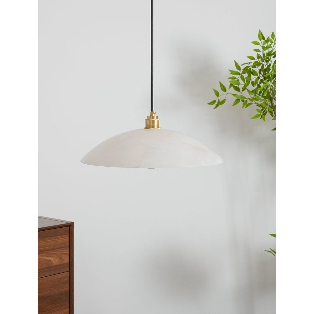 Alabaster Dome Pendant Light – Natural Stone Saucer & Brass Minimalist Suspension Lamp