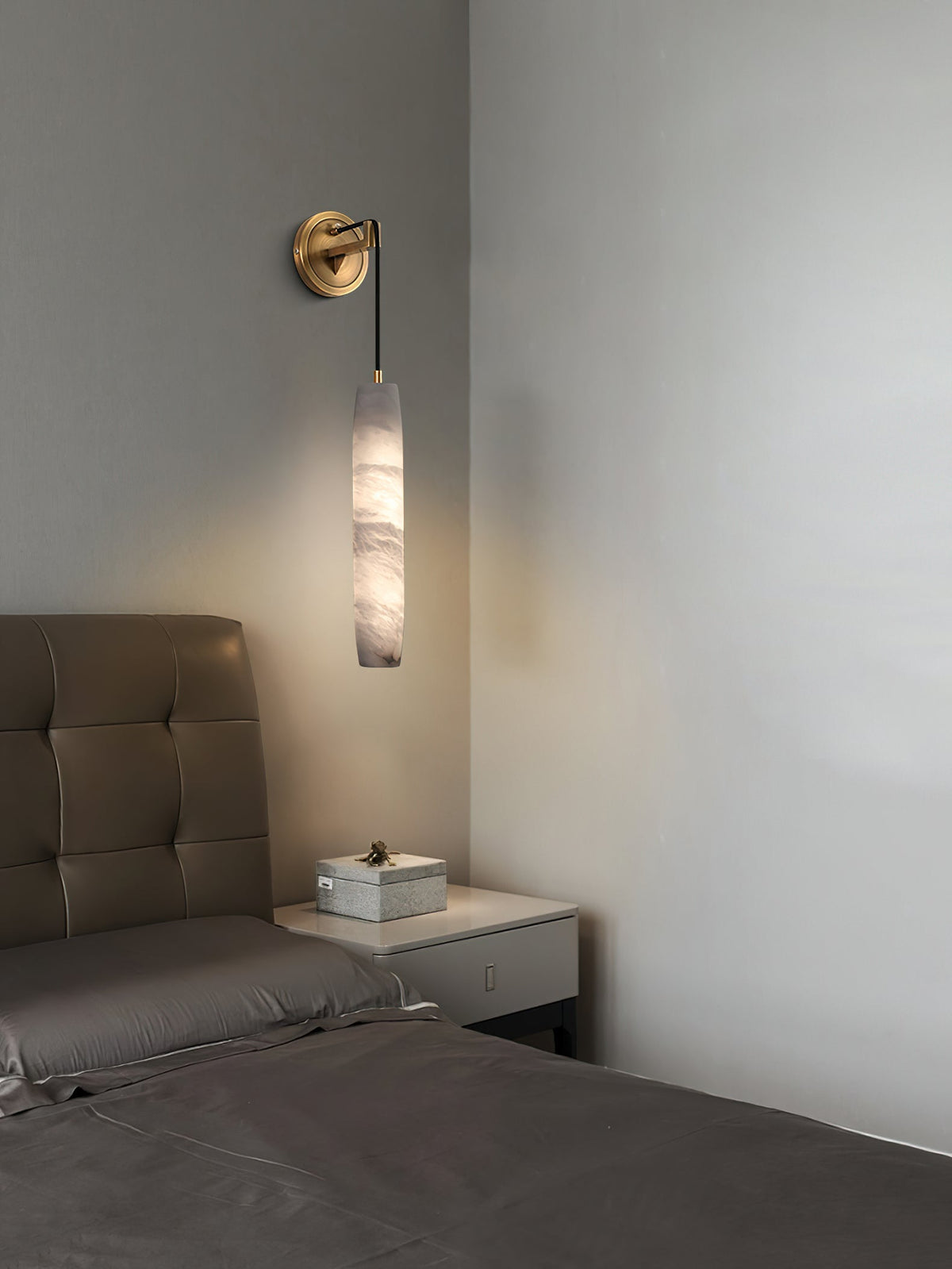 Alabaster Flute Wall Lamp – Natural Stone Fluted Cylinder & Brass Wall Sconce