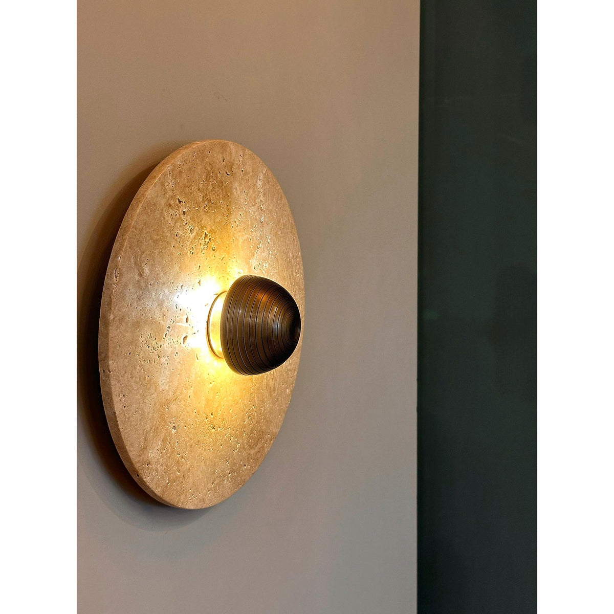 Alese Travertine Wall Lamp – Natural Stone & Mid-Century Modern Wall Sconce