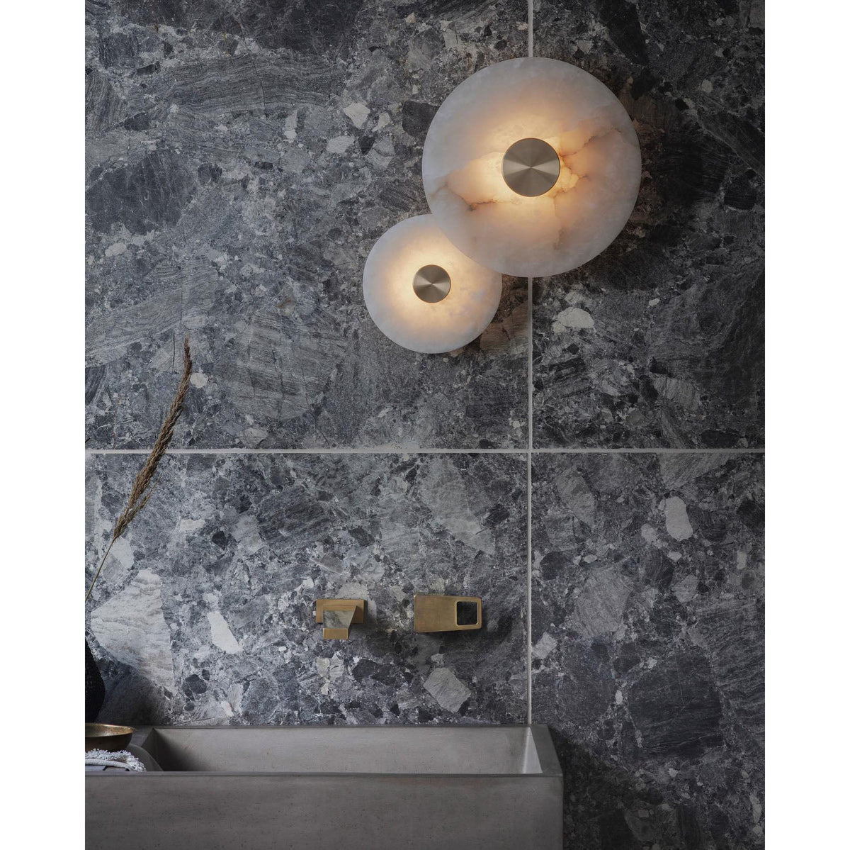 Bide Alabaster Wall Lamp – Refined Brass & Genuine Alabaster Wall Sconce
