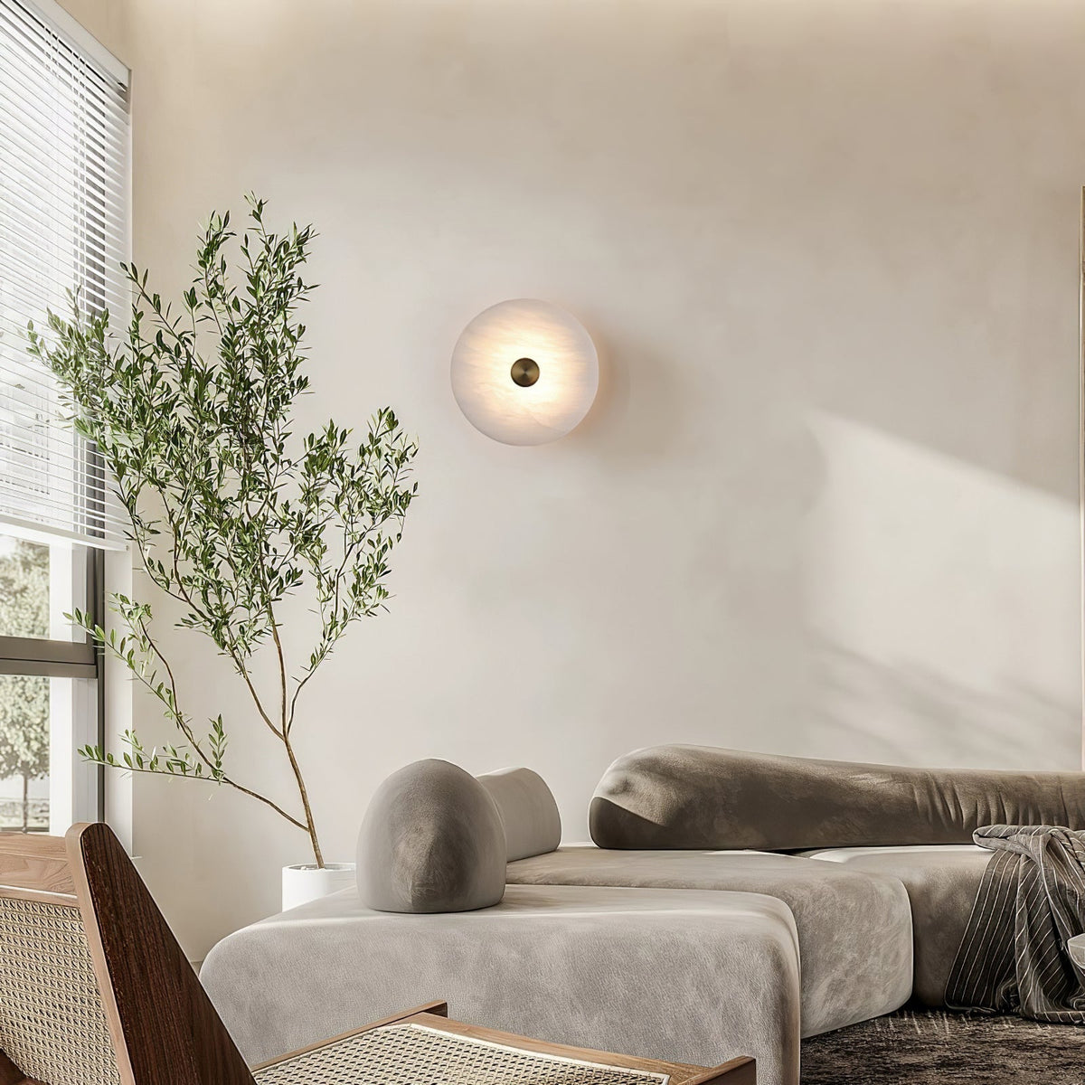 Bide Alabaster Wall Lamp – Refined Brass & Genuine Alabaster Wall Sconce