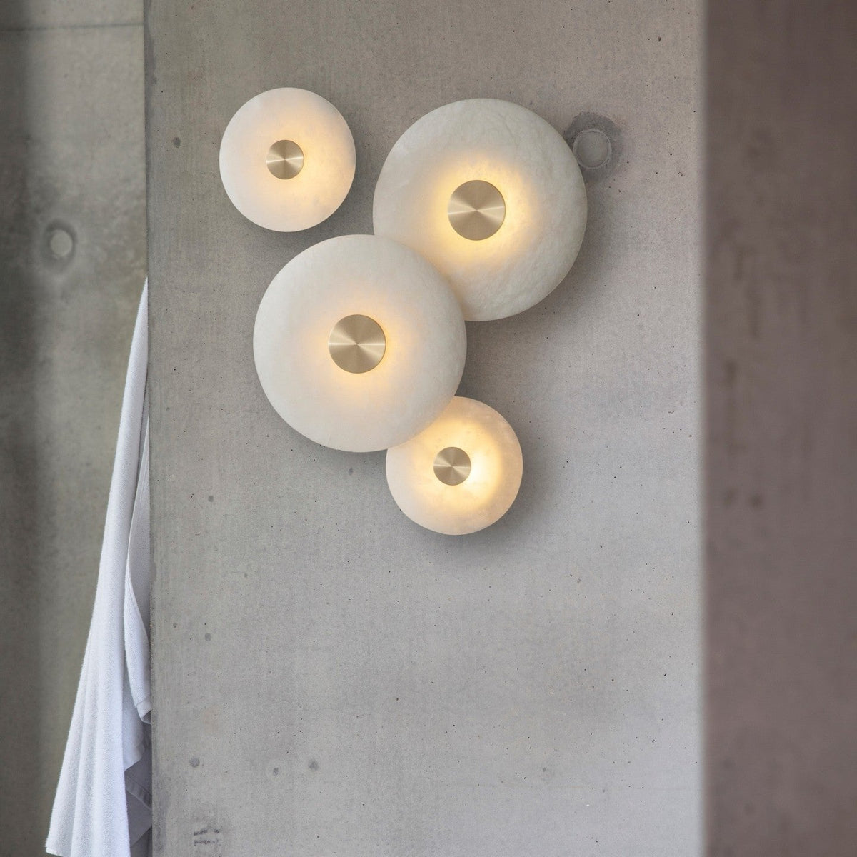 Bide Alabaster Wall Lamp – Refined Brass & Genuine Alabaster Wall Sconce