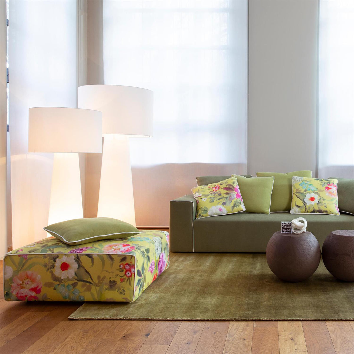 Big Shadow Floor Light – Oversized Fabric Shade & Contemporary Architectural Floor Lamp