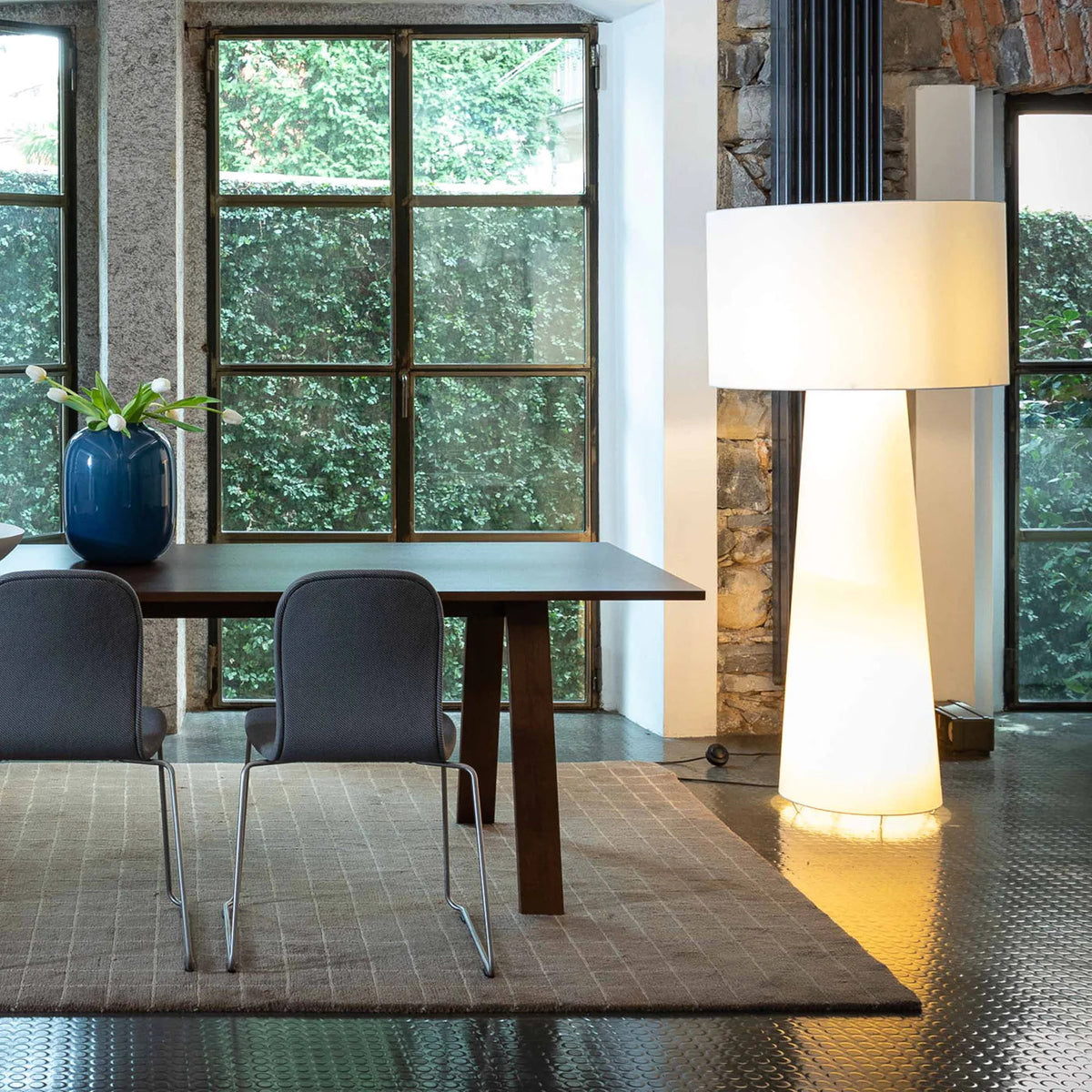 Big Shadow Floor Light – Oversized Fabric Shade & Contemporary Architectural Floor Lamp