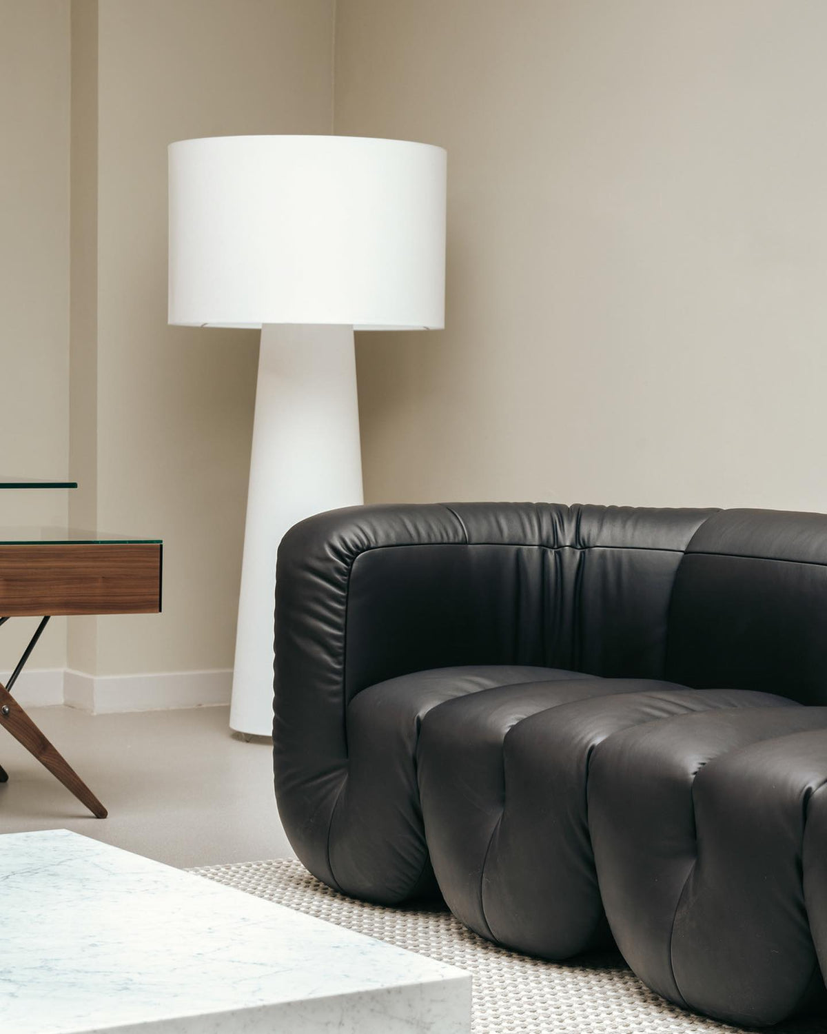 Big Shadow Floor Light – Oversized Fabric Shade & Contemporary Architectural Floor Lamp