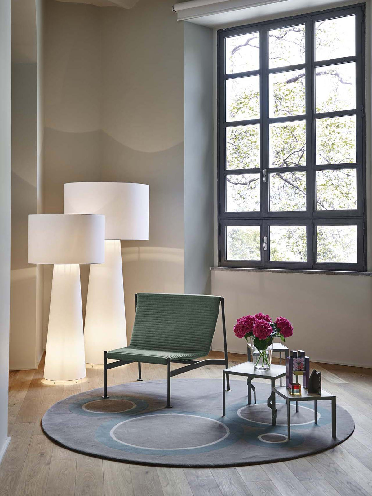 Big Shadow Floor Light – Oversized Fabric Shade & Contemporary Architectural Floor Lamp