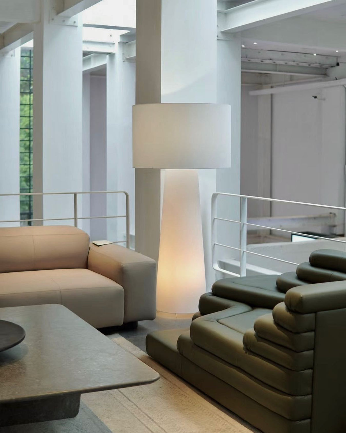 Big Shadow Floor Light – Oversized Fabric Shade & Contemporary Architectural Floor Lamp