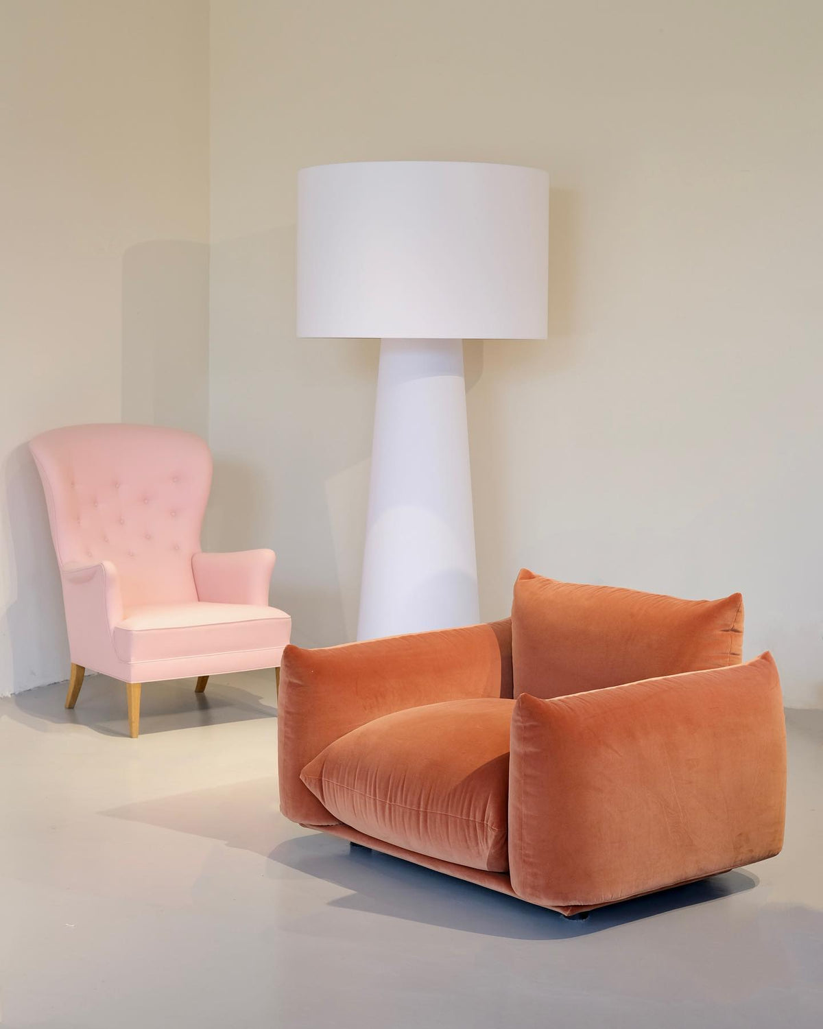 Big Shadow Floor Light – Oversized Fabric Shade & Contemporary Architectural Floor Lamp