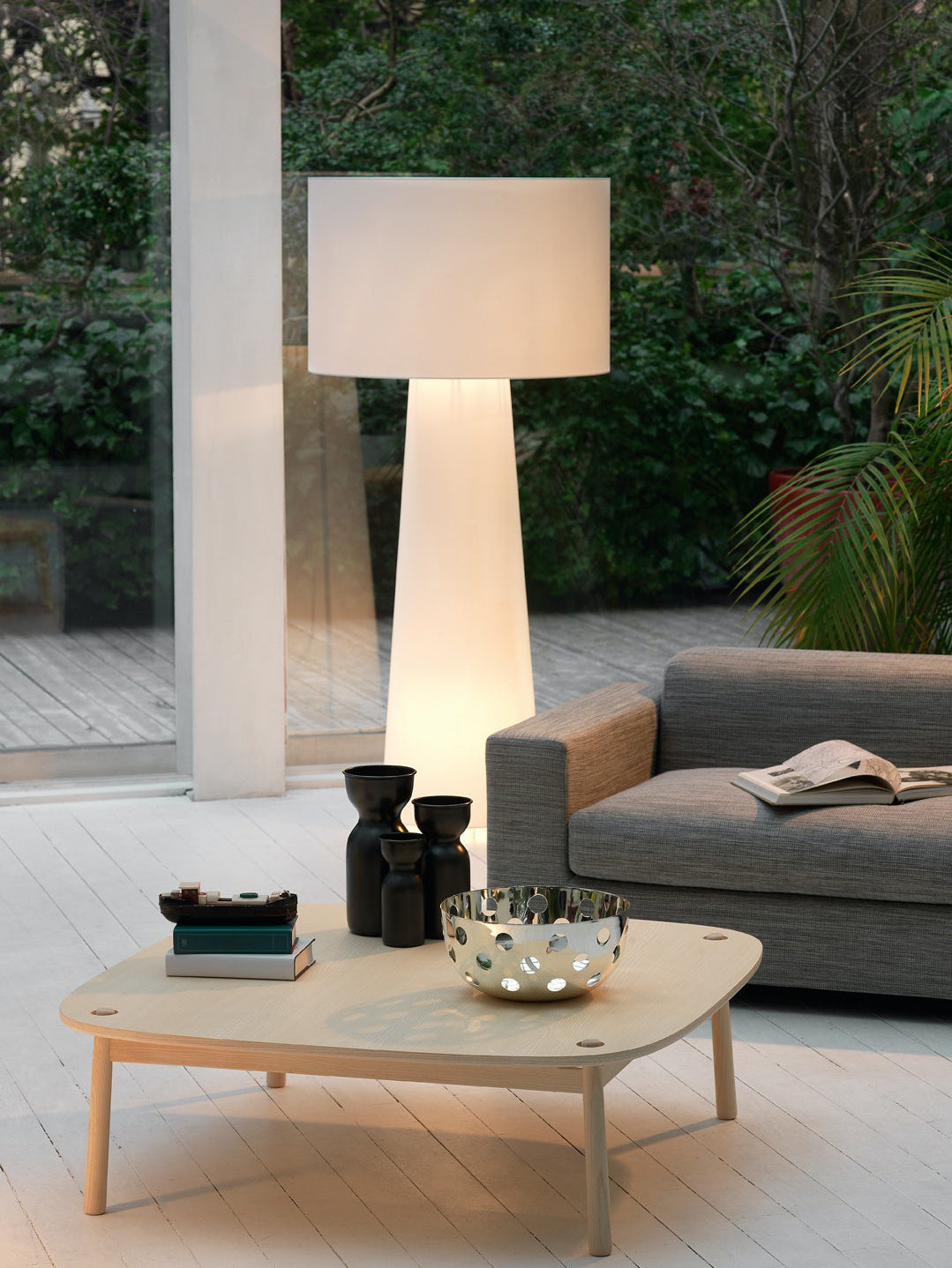 Big Shadow Floor Light – Oversized Fabric Shade & Contemporary Architectural Floor Lamp