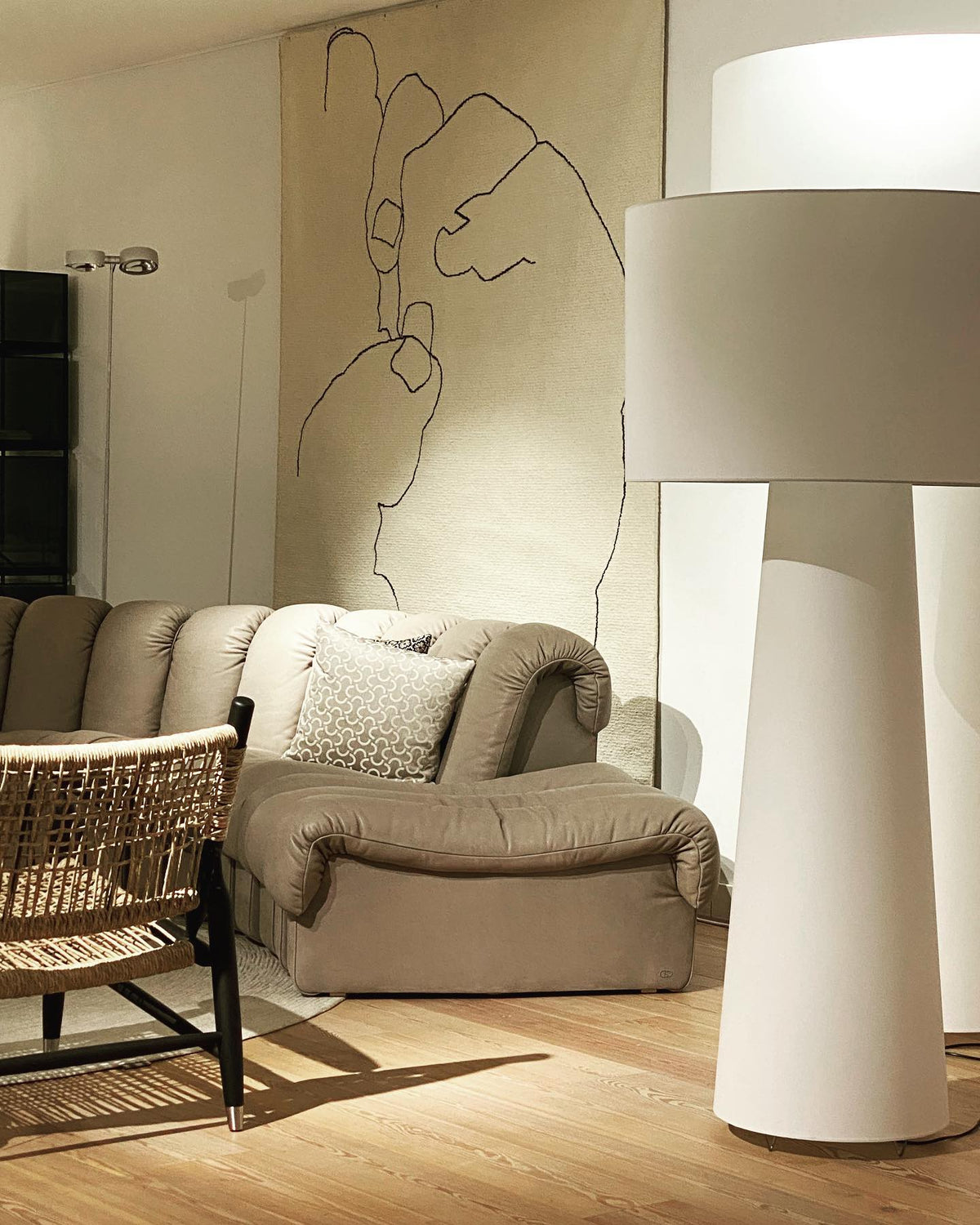 Big Shadow Floor Light – Oversized Fabric Shade & Contemporary Architectural Floor Lamp
