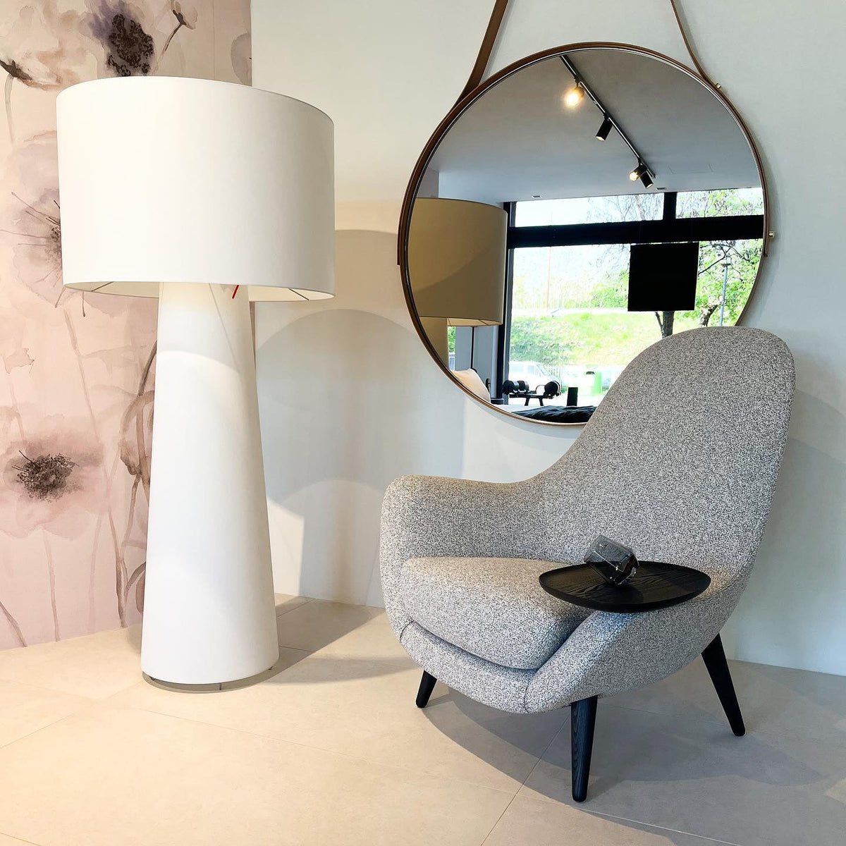Big Shadow Floor Light – Oversized Fabric Shade & Contemporary Architectural Floor Lamp