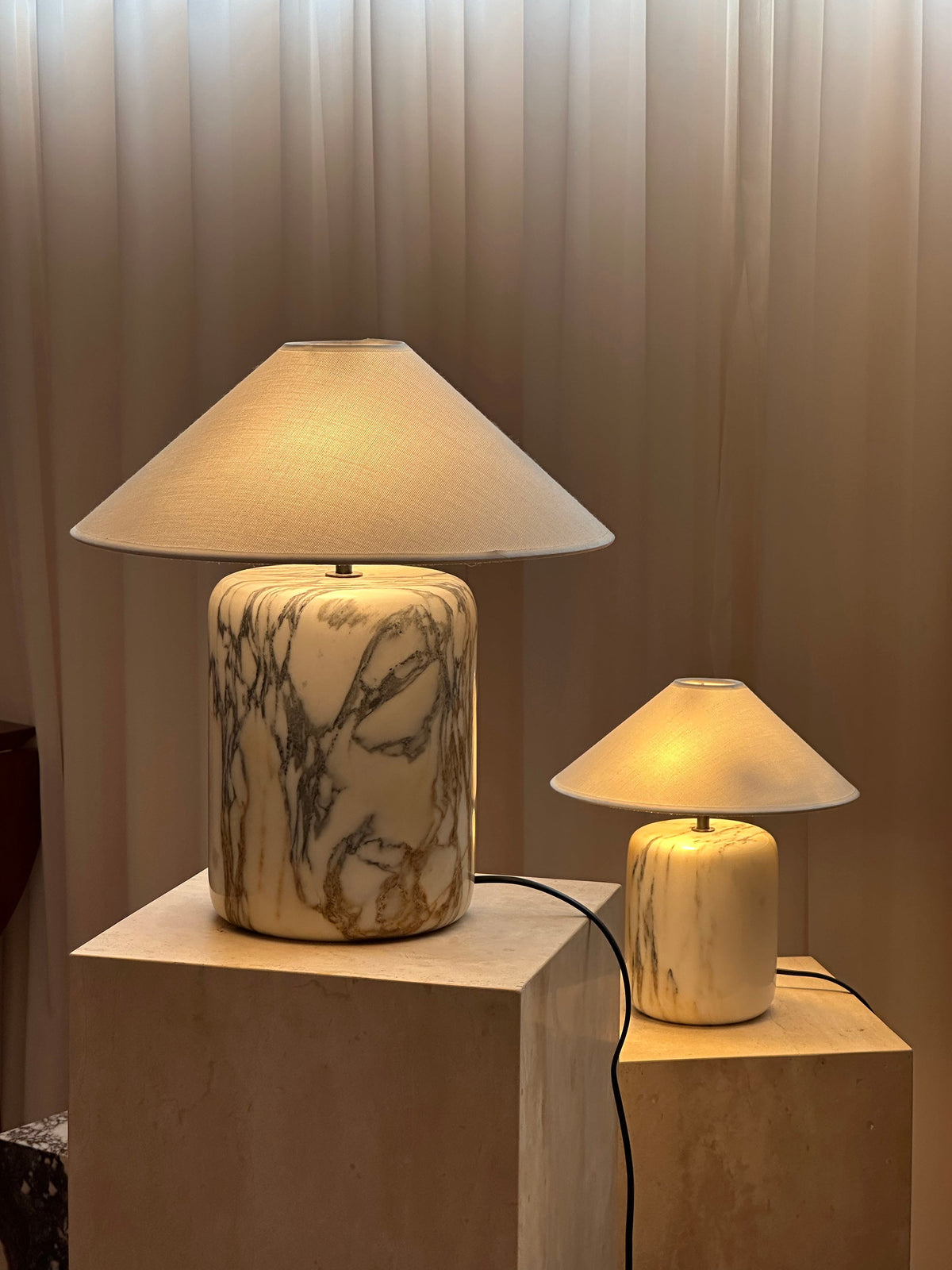 Block Marble Table Lamp – Calacatta Marble & Crisp Linen Accent Light