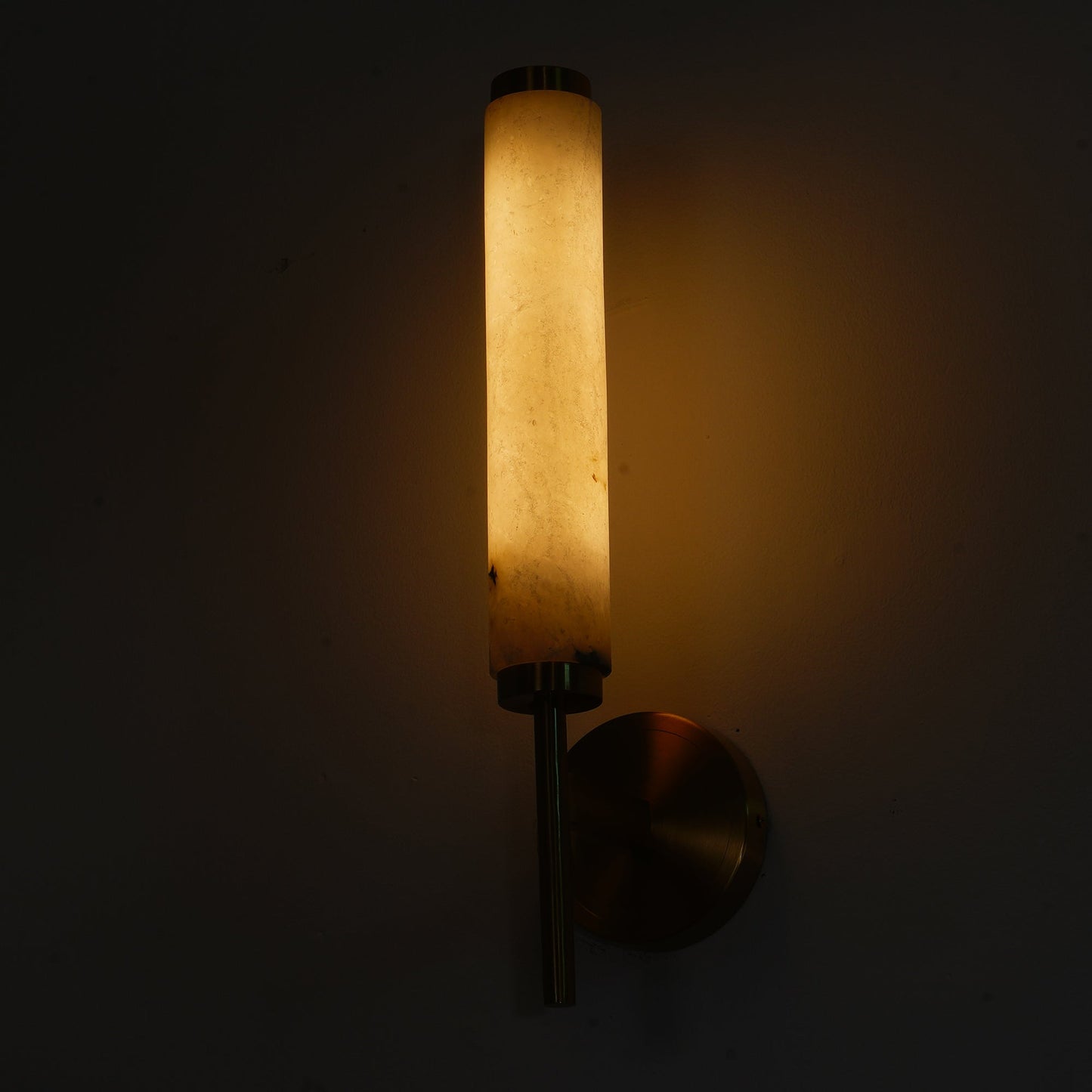 Brindisi Alabaster Wall Lamp - Modern Brass & Natural Stone Vertical Sconce