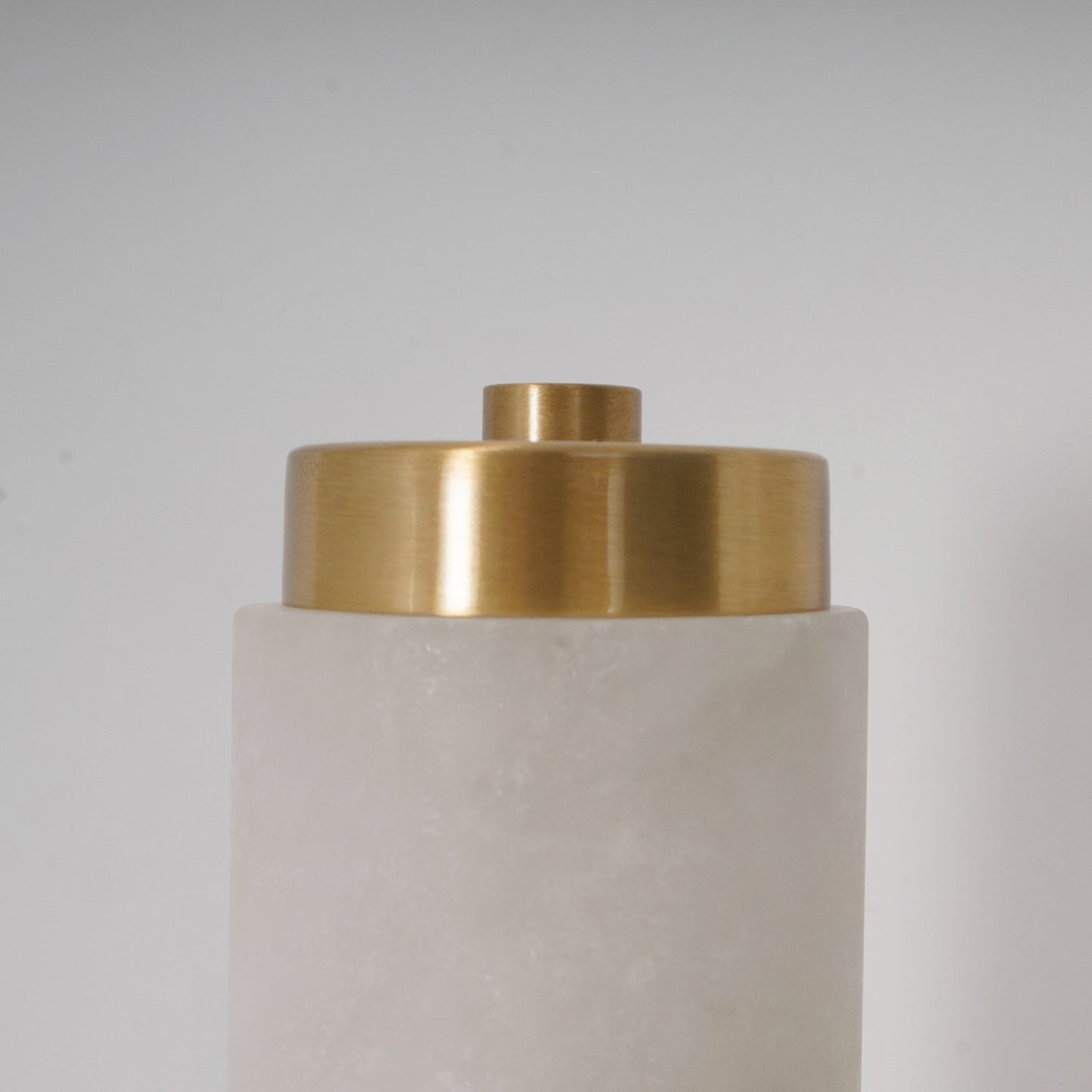 Brindisi Alabaster Wall Lamp - Modern Brass & Natural Stone Vertical Sconce