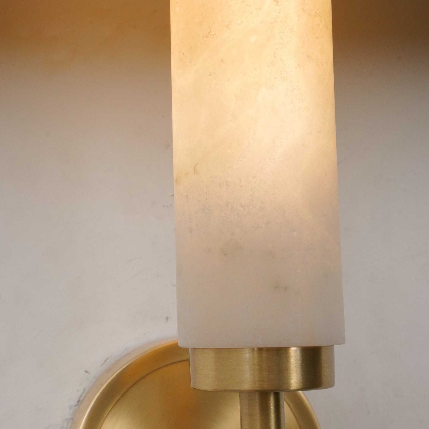 Brindisi Alabaster Wall Lamp - Modern Brass & Natural Stone Vertical Sconce
