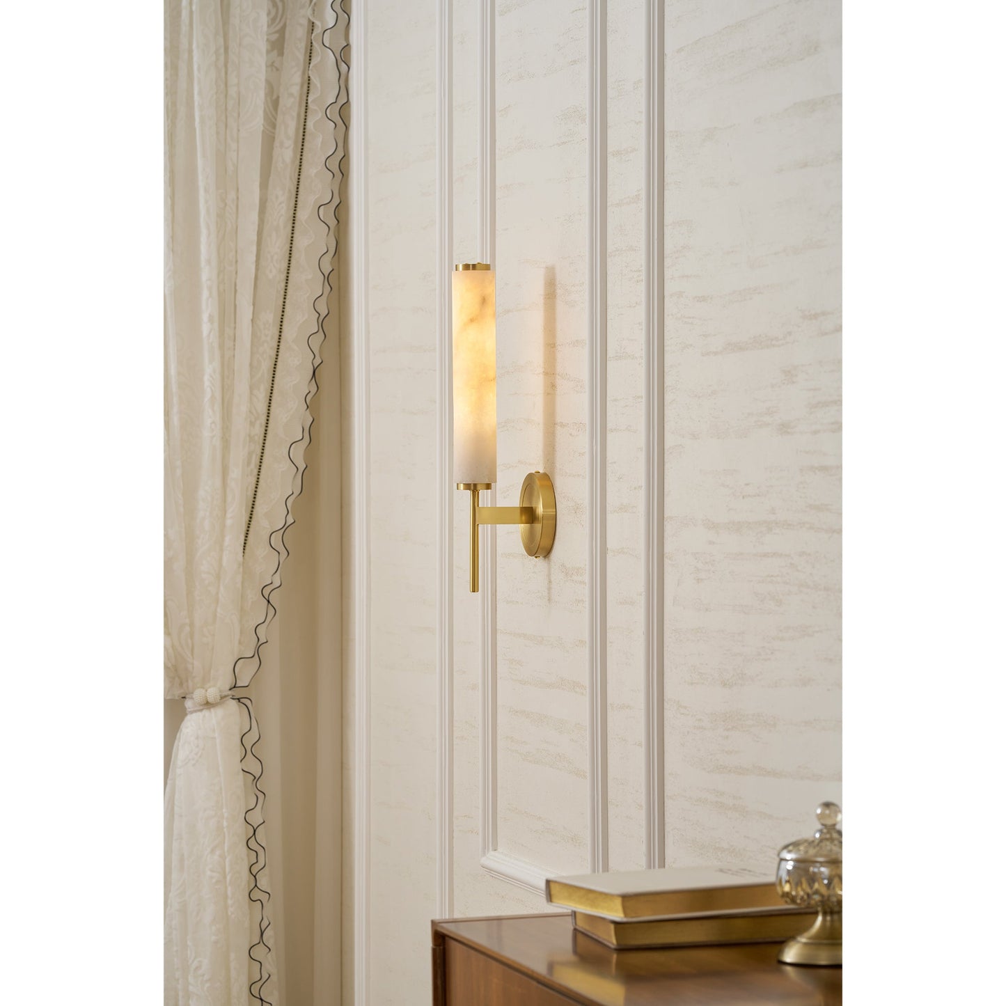 Brindisi Alabaster Wall Lamp - Modern Brass & Natural Stone Vertical Sconce