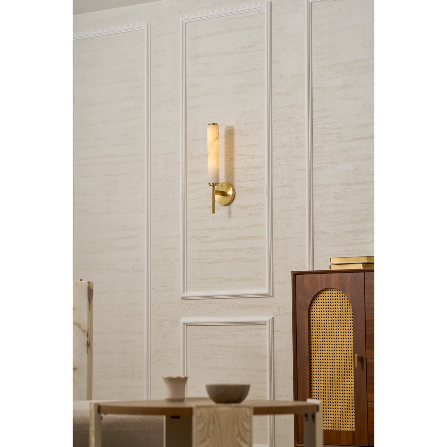 Brindisi Alabaster Wall Lamp - Modern Brass & Natural Stone Vertical Sconce