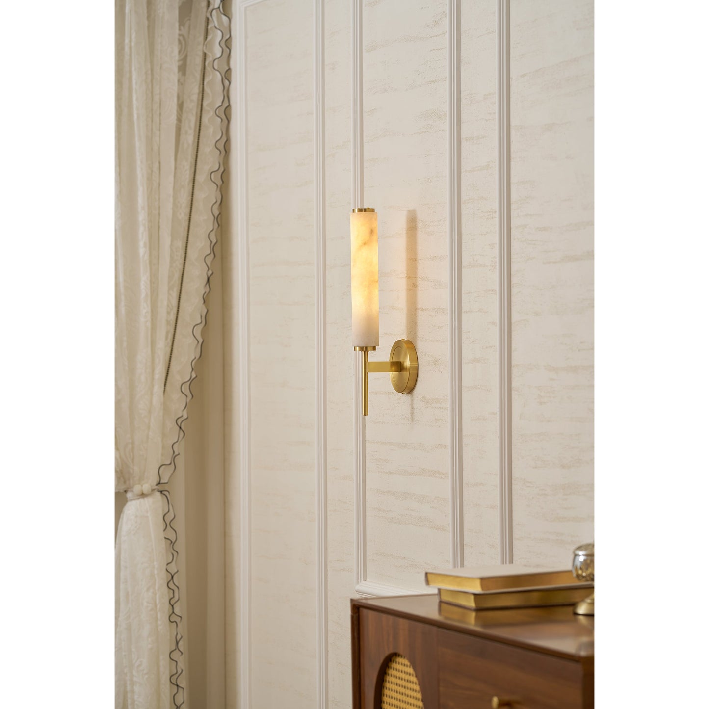 Brindisi Alabaster Wall Lamp - Modern Brass & Natural Stone Vertical Sconce