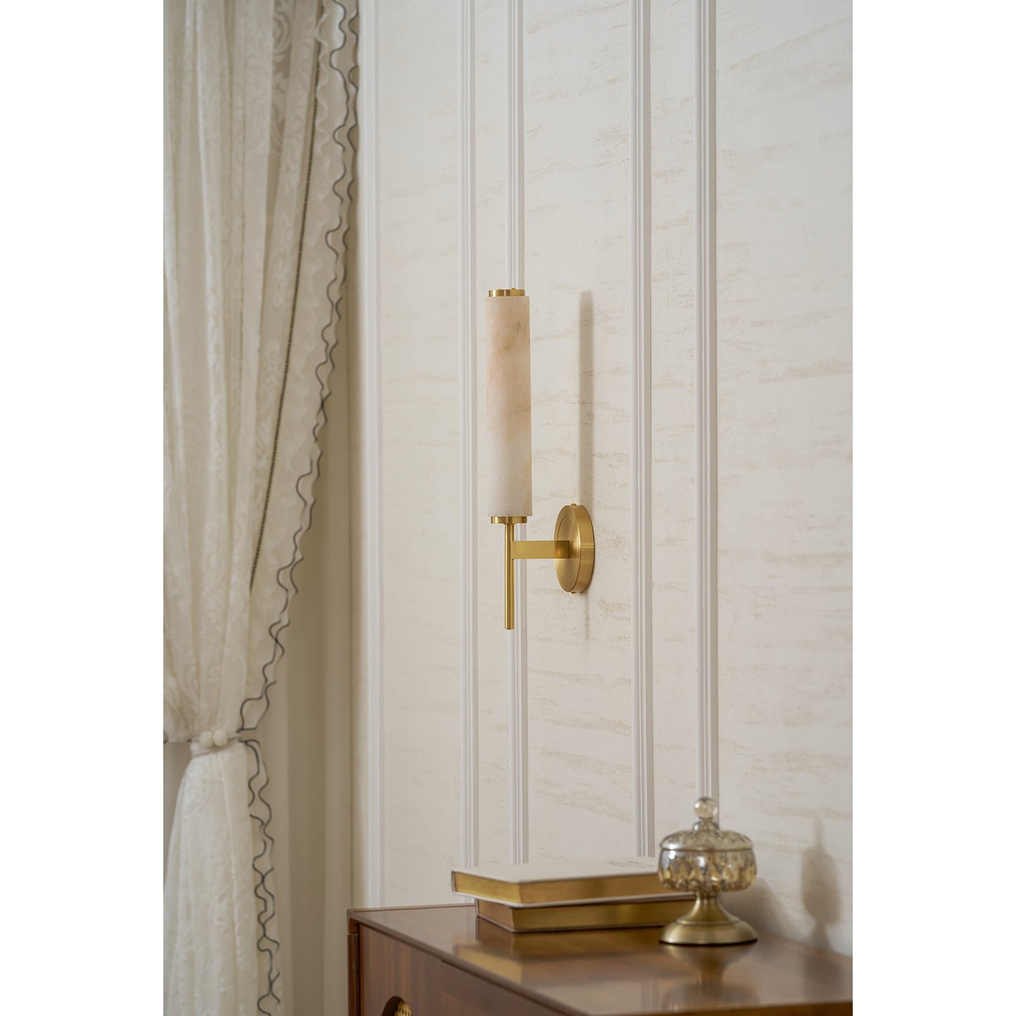 Brindisi Alabaster Wall Lamp - Modern Brass & Natural Stone Vertical Sconce