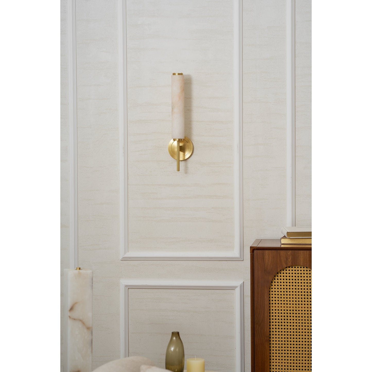 Brindisi Alabaster Wall Lamp - Modern Brass & Natural Stone Vertical Sconce