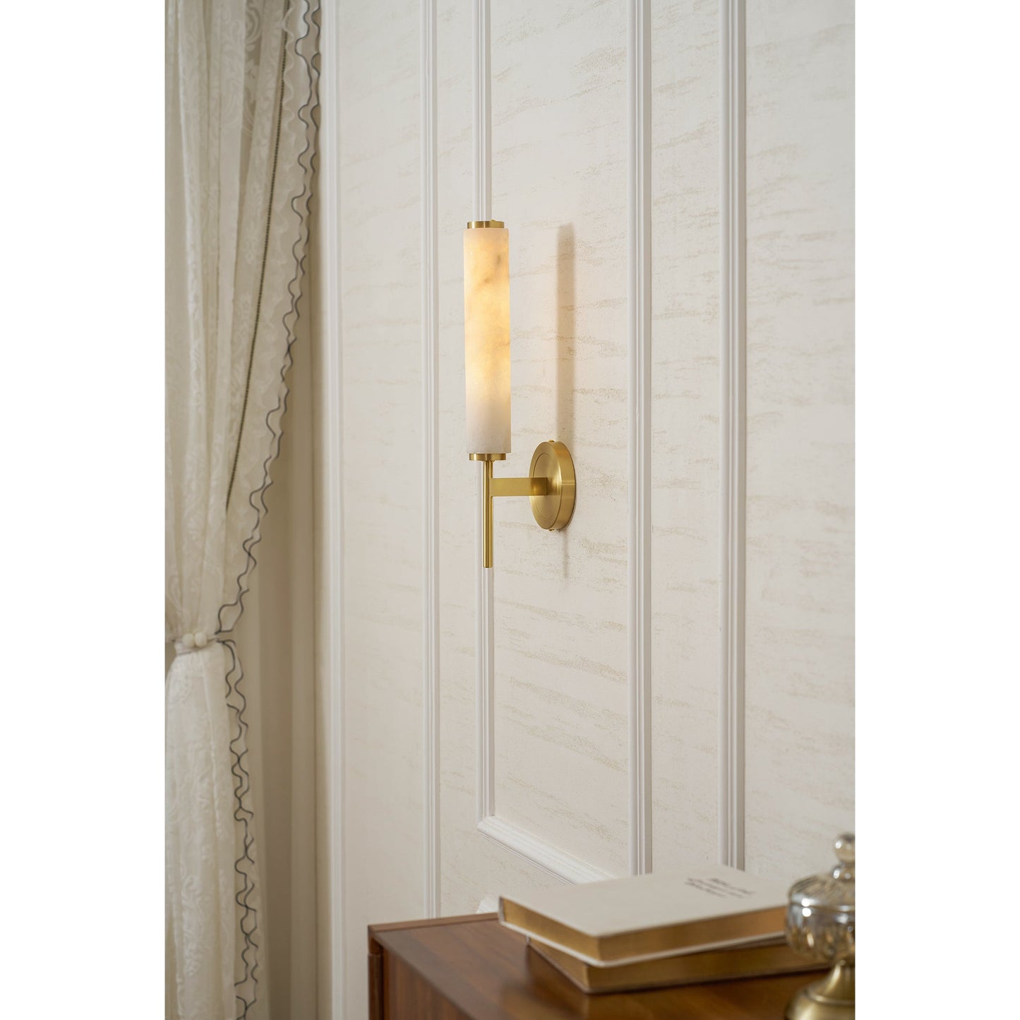 Brindisi Alabaster Wall Lamp - Modern Brass & Natural Stone Vertical Sconce