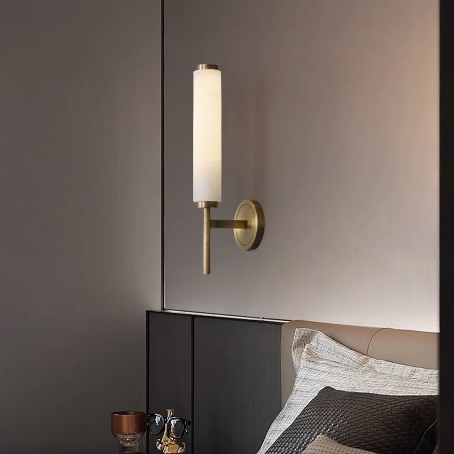 Brindisi Alabaster Wall Lamp - Modern Brass & Natural Stone Vertical Sconce