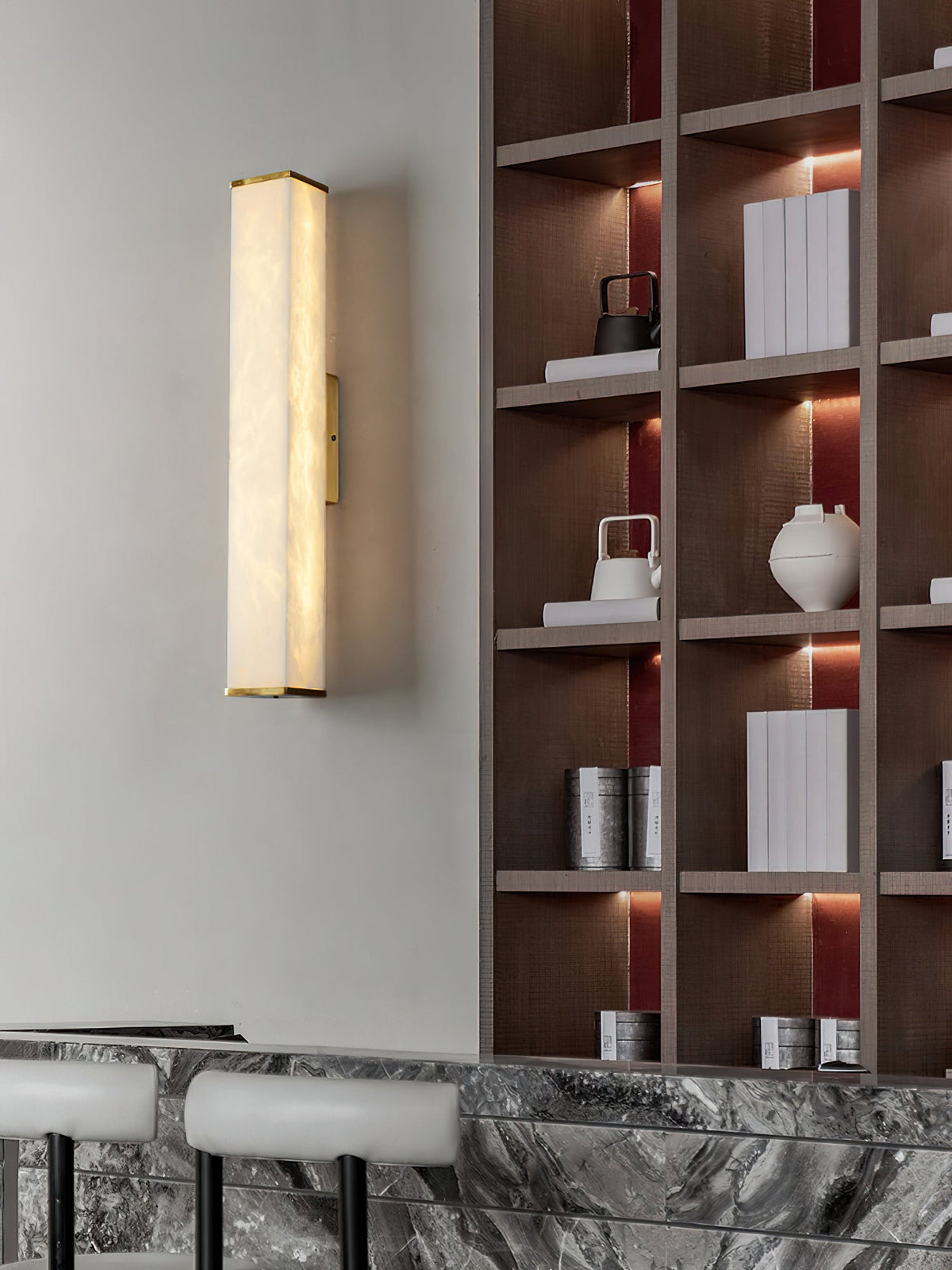 Callisto Alabaster Sconce – Vertical Natural Alabaster & Patinated Brass LED Sconce