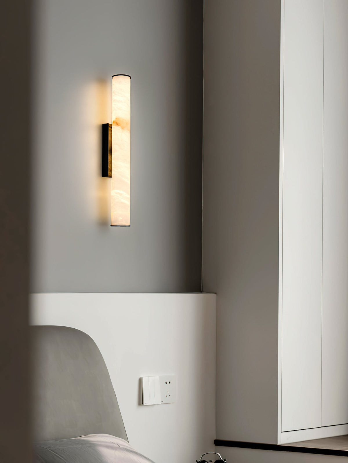 Callisto Alabaster Sconce – Vertical Natural Alabaster & Patinated Brass LED Sconce