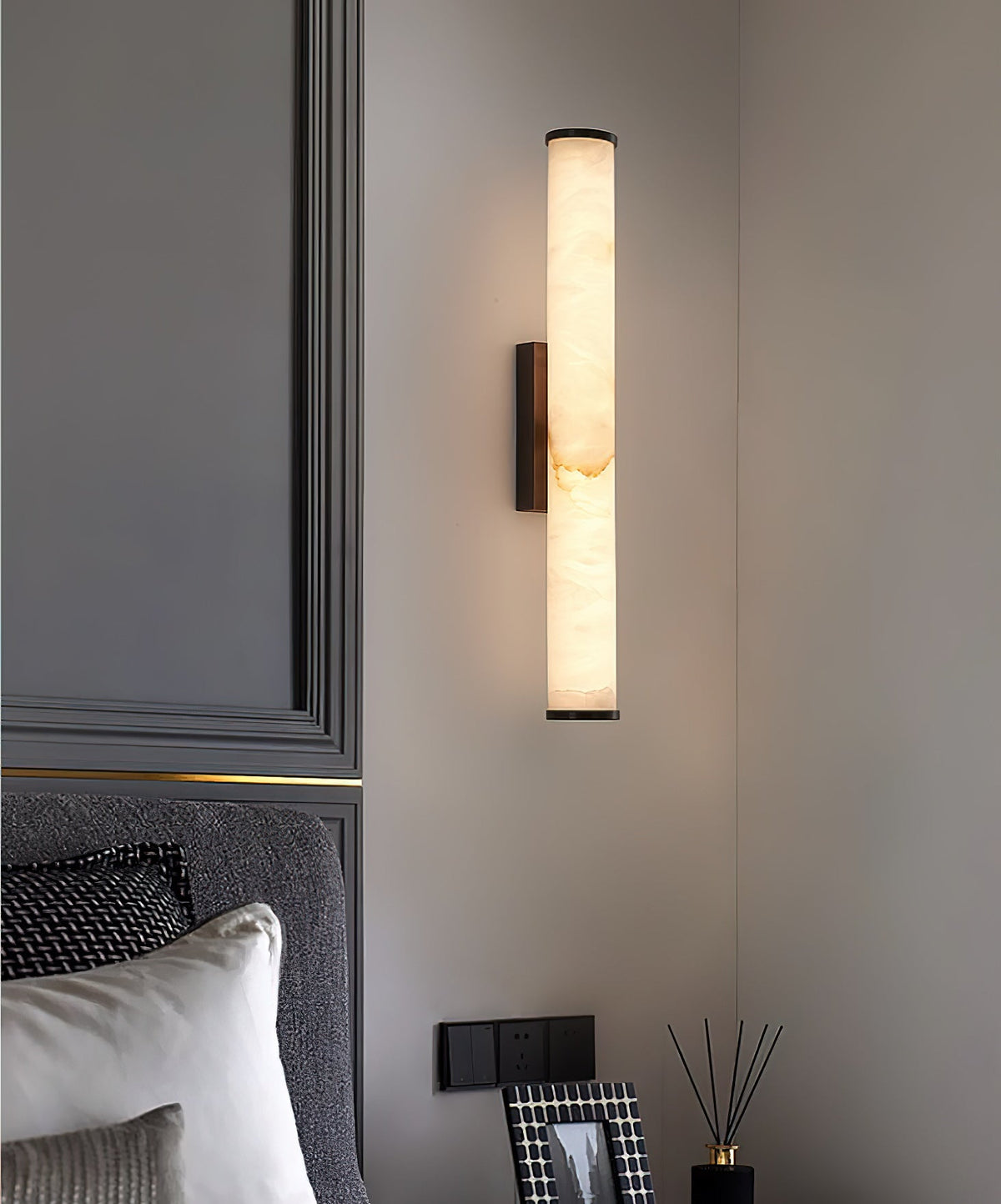 Callisto Alabaster Sconce – Vertical Natural Alabaster & Patinated Brass LED Sconce