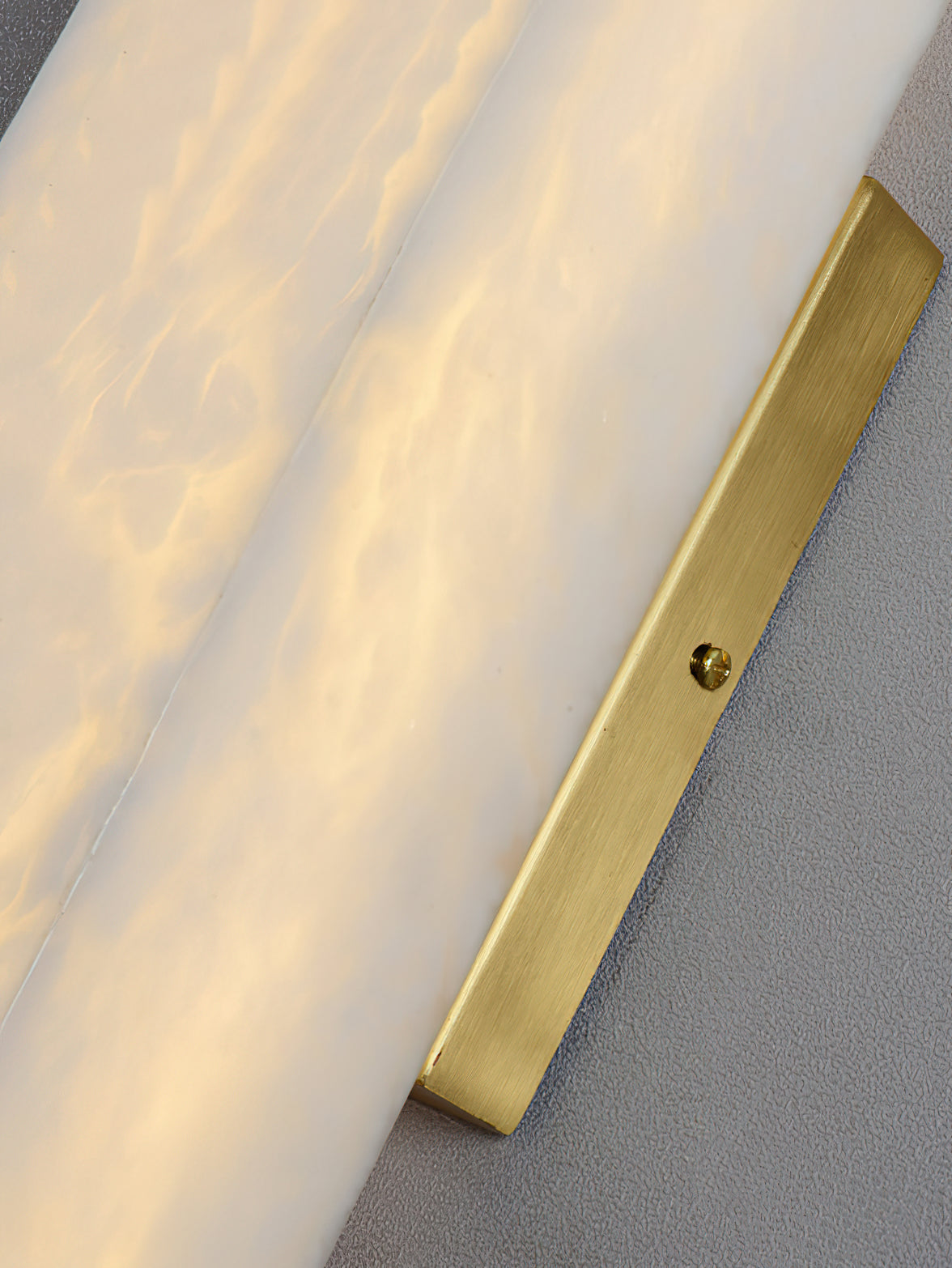 Callisto Alabaster Sconce – Vertical Natural Alabaster & Patinated Brass LED Sconce