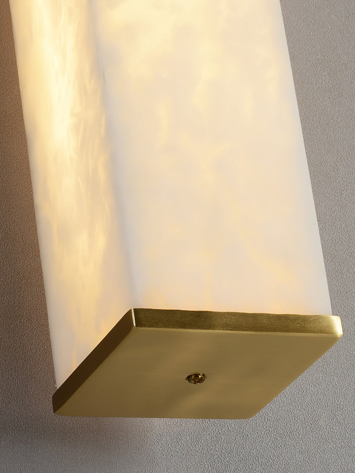 Callisto Alabaster Sconce – Vertical Natural Alabaster & Patinated Brass LED Sconce