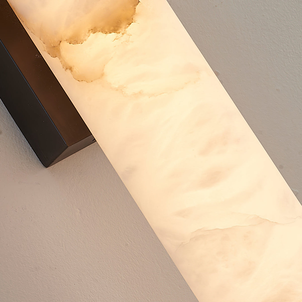 Callisto Alabaster Sconce – Vertical Natural Alabaster & Patinated Brass LED Sconce