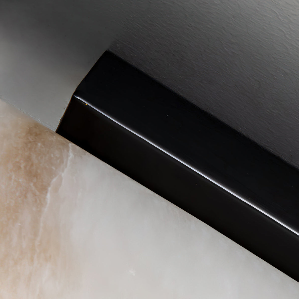 Callisto Alabaster Sconce – Vertical Natural Alabaster & Patinated Brass LED Sconce