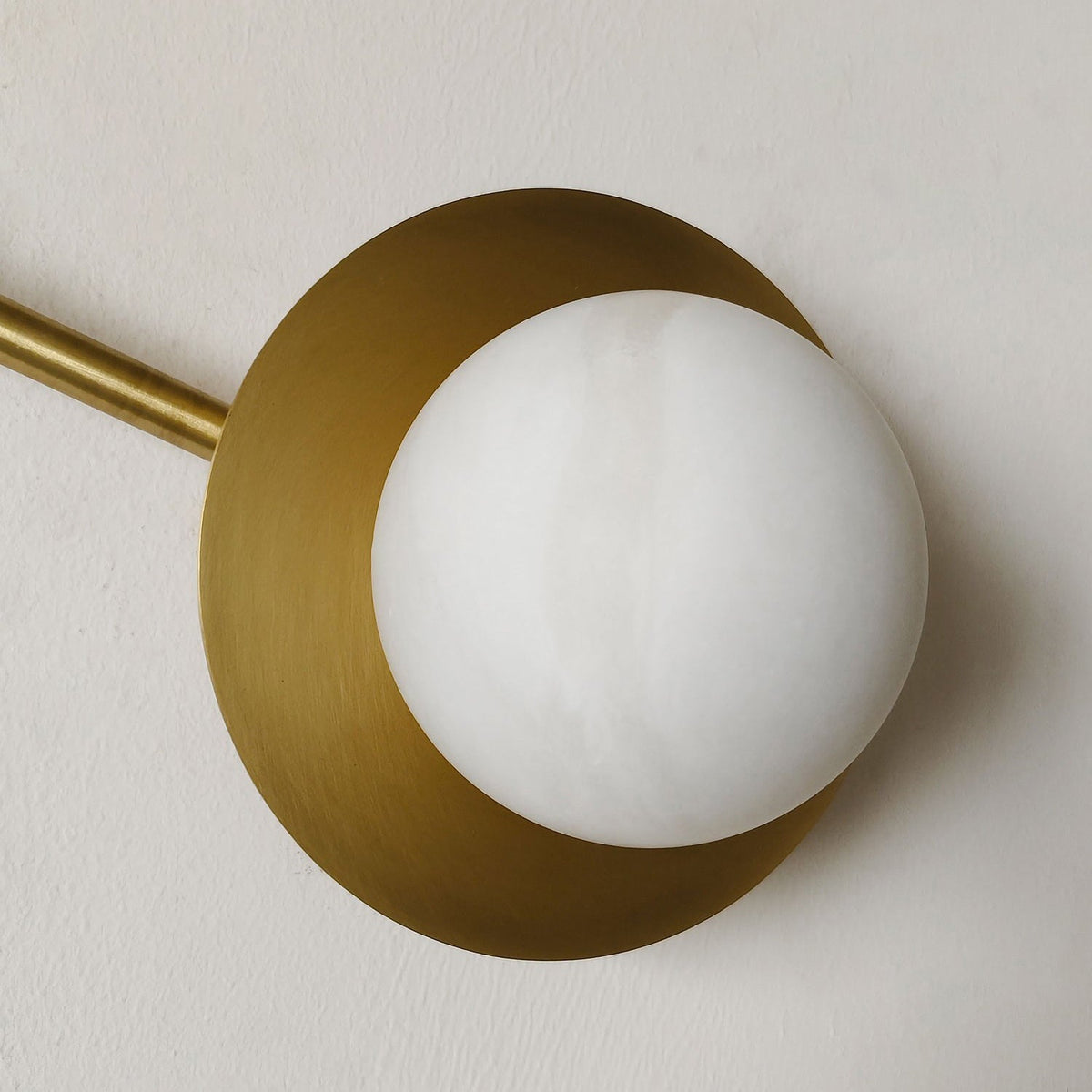 Cara Alabaster Wall Lamp – Sleek Brass & Translucent Natural Alabaster Wall Sconce