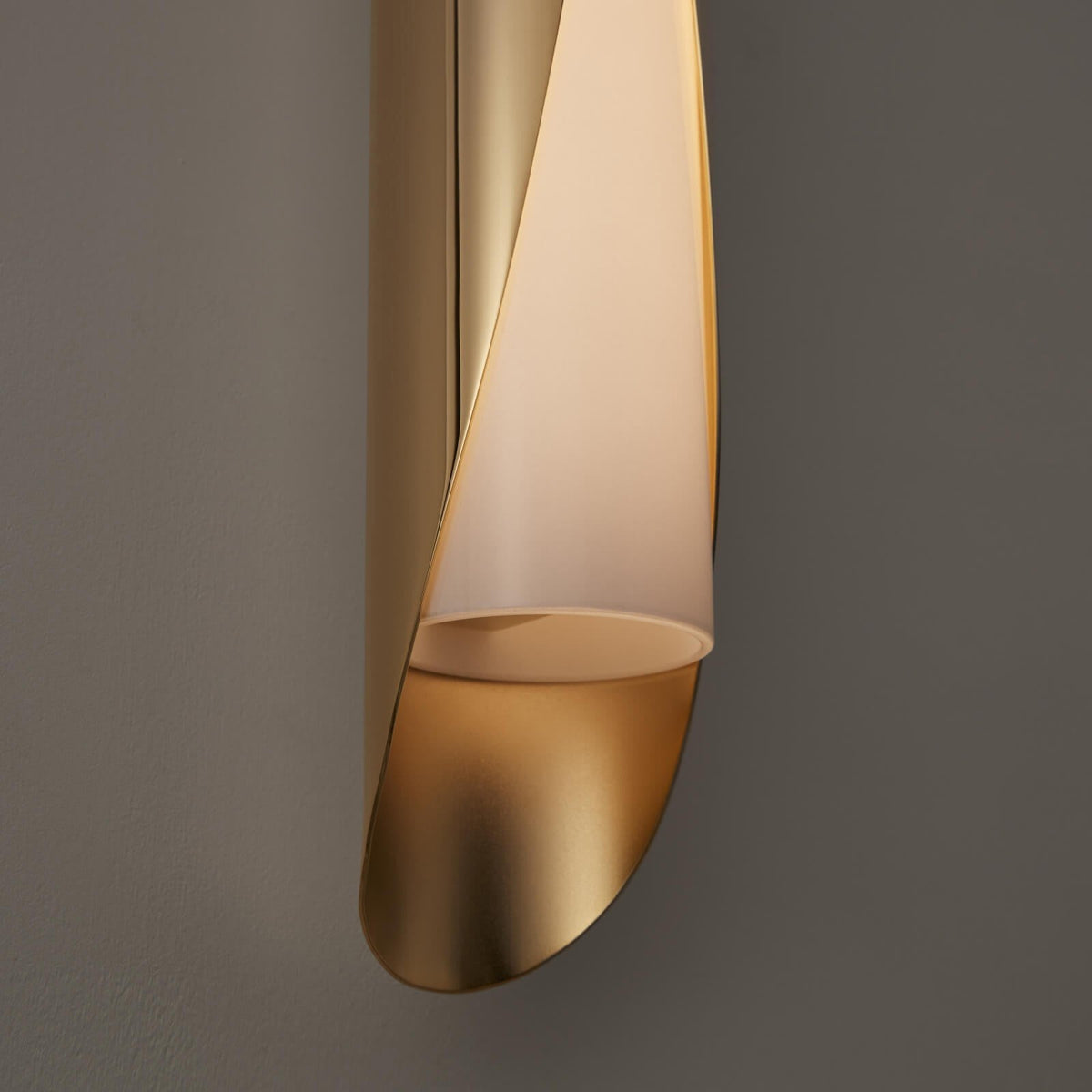 Cocon Wall Lamp – Modern Minimalist Copper & Acrylic LED Wall Sconce