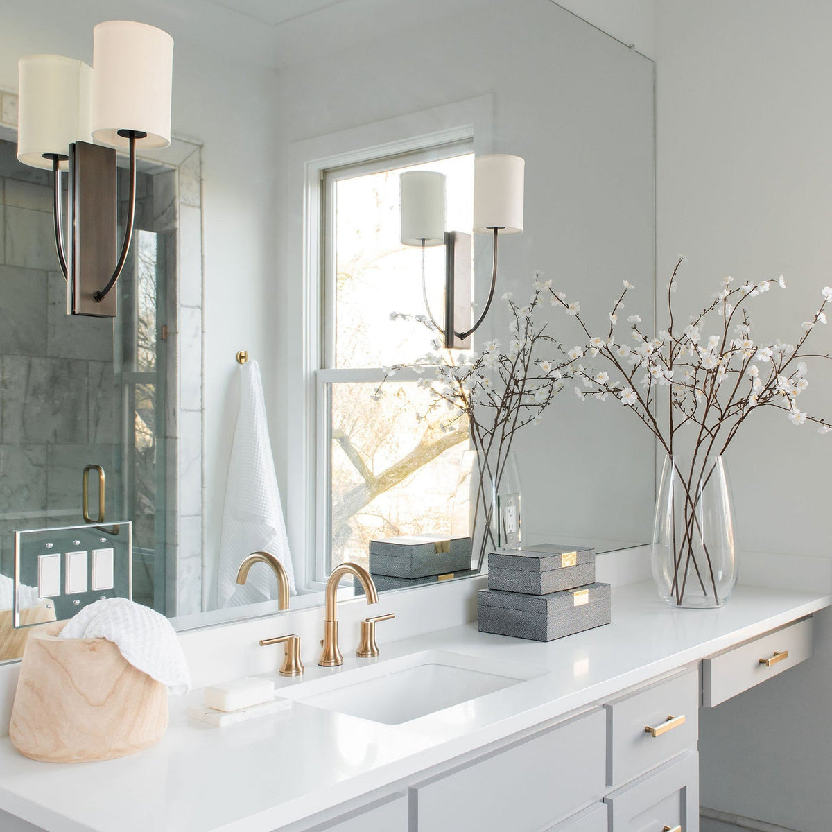 Colton Wall Lamp – Eastern Minimalist Curved Brass & Fabric Sconce