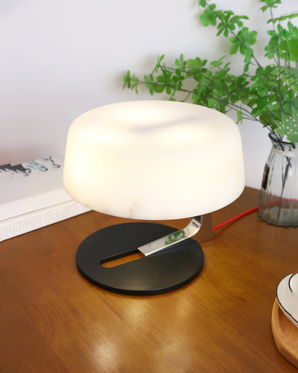 Comete Alabaster Table Lamp – Modern Sculptural Alabaster & Metal Accent Light