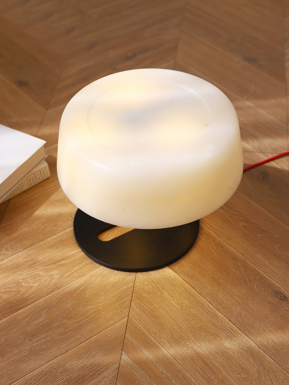 Comete Alabaster Table Lamp – Modern Sculptural Alabaster & Metal Accent Light
