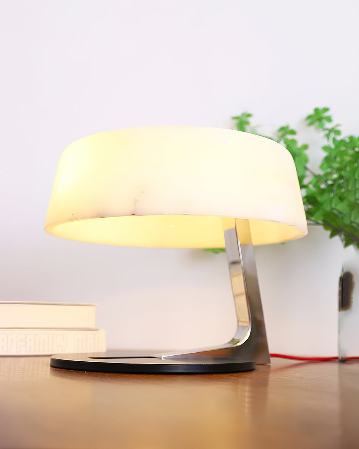 Comete Alabaster Table Lamp – Modern Sculptural Alabaster & Metal Accent Light