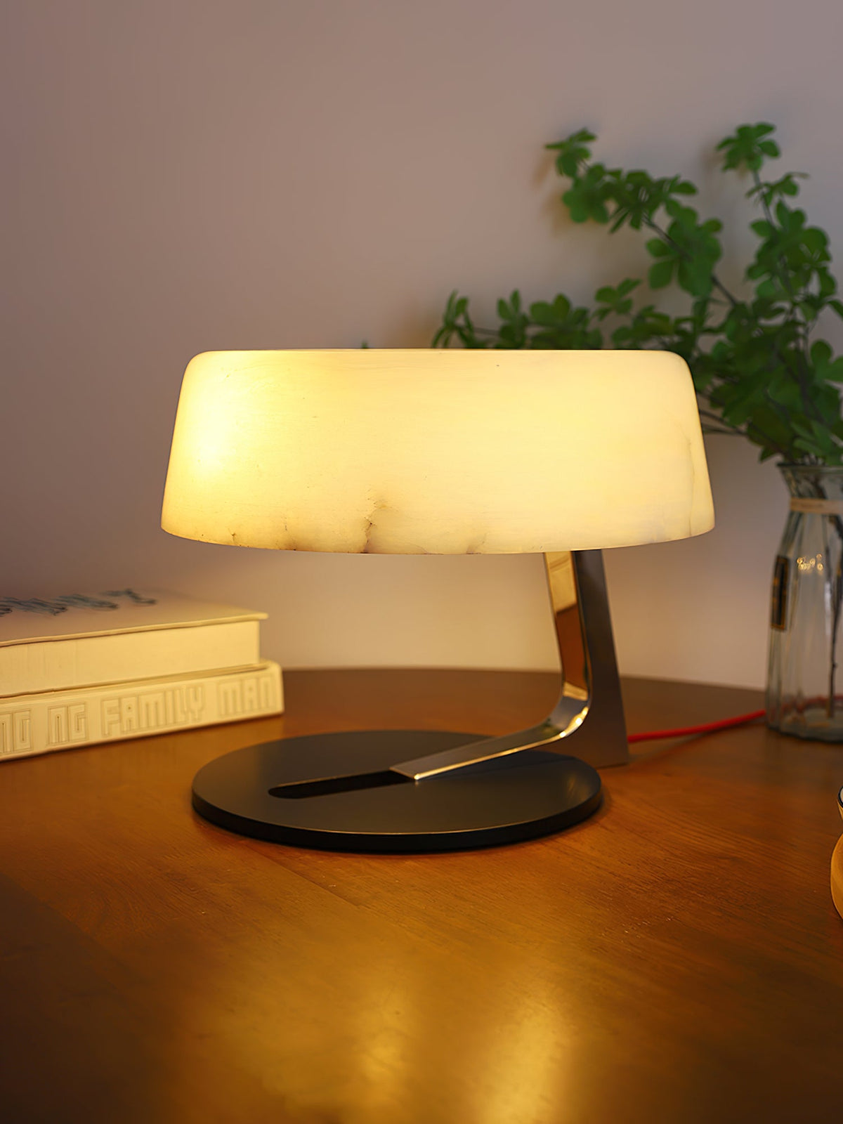 Comete Alabaster Table Lamp – Modern Sculptural Alabaster & Metal Accent Light